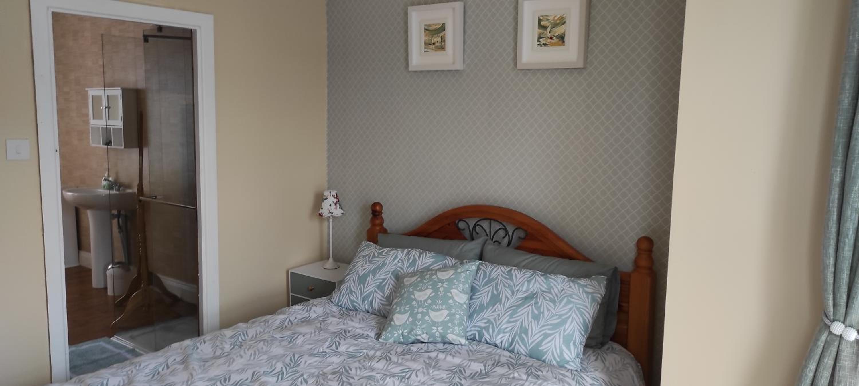 Luxury 3 bedroom house with peaceful garden, sleeps 6 and 2 mins to beach