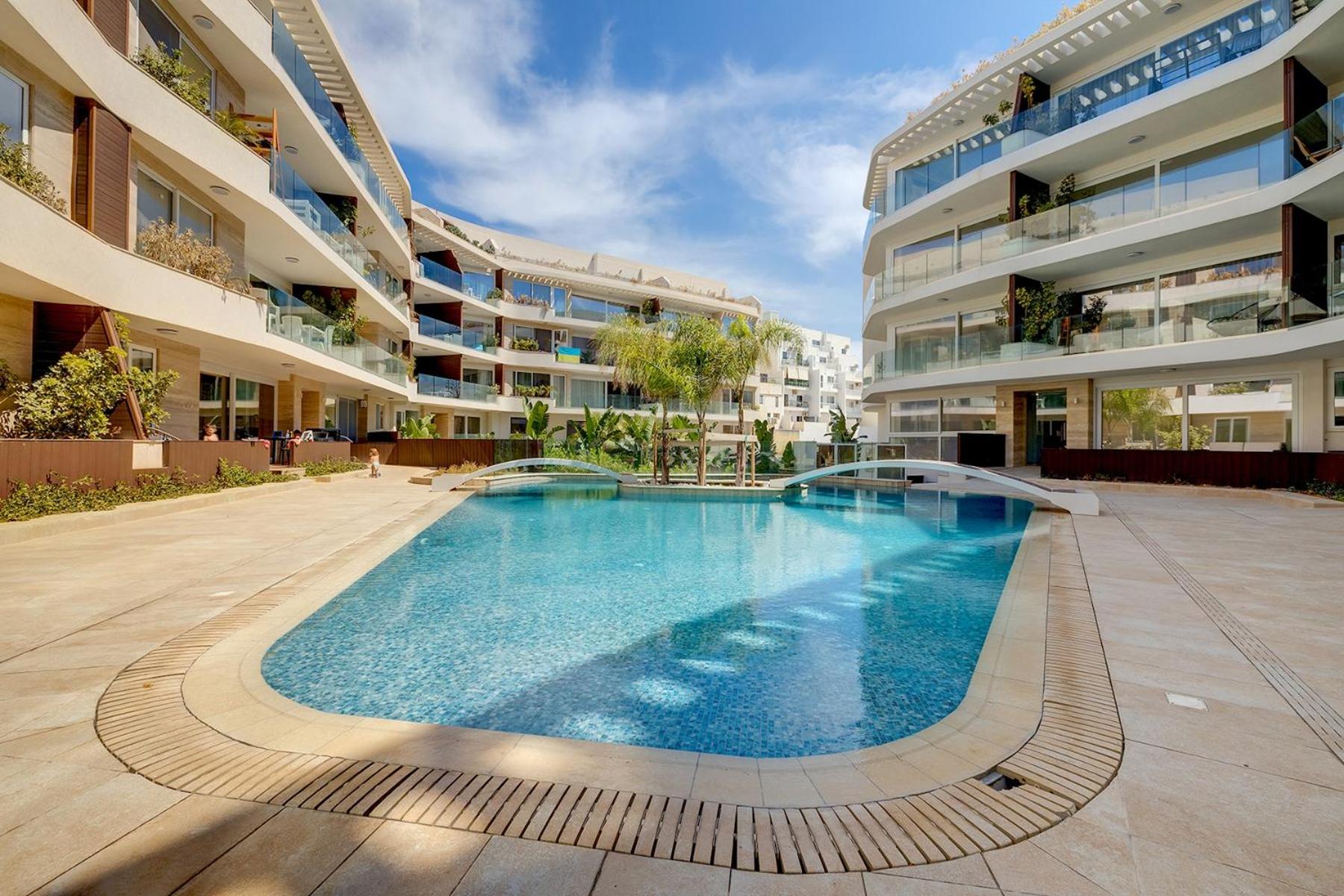 Super Luxury Penthouse with Hot Tub and Pool