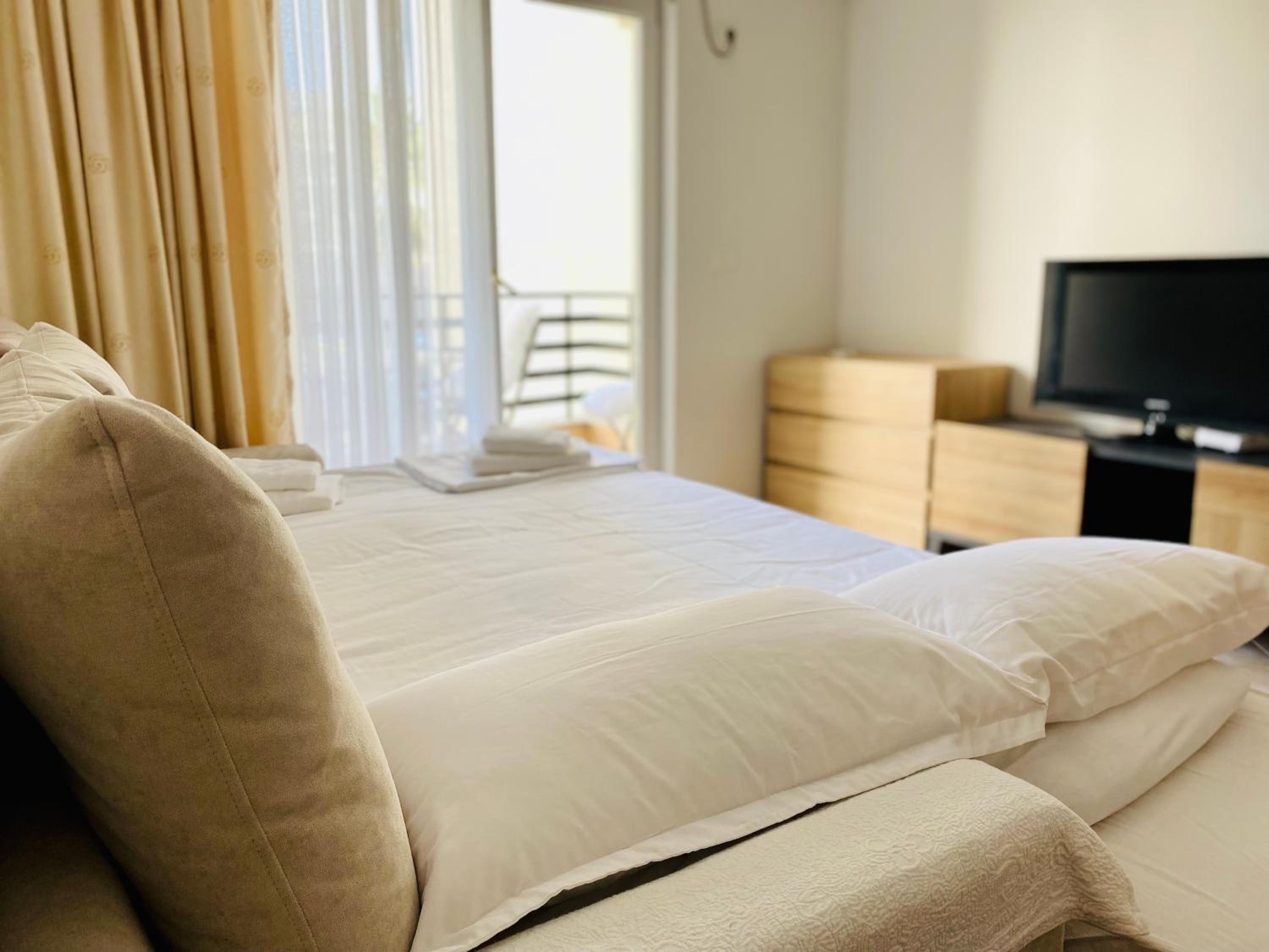 Family-friendly apartments next to Premium Beach Hotel, Golem photo 2