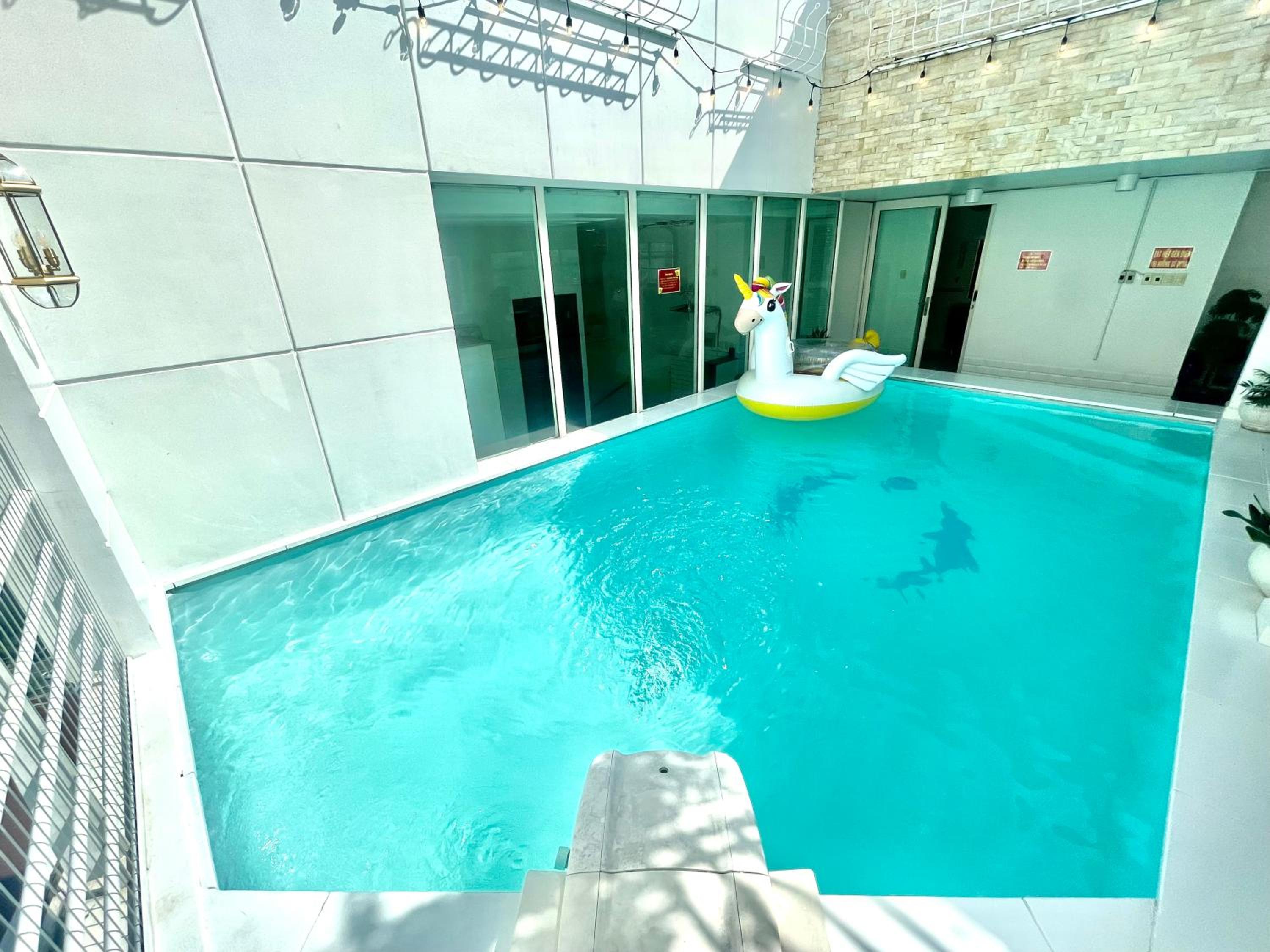 White Penthouse - Rooftop Pool Private - Central City