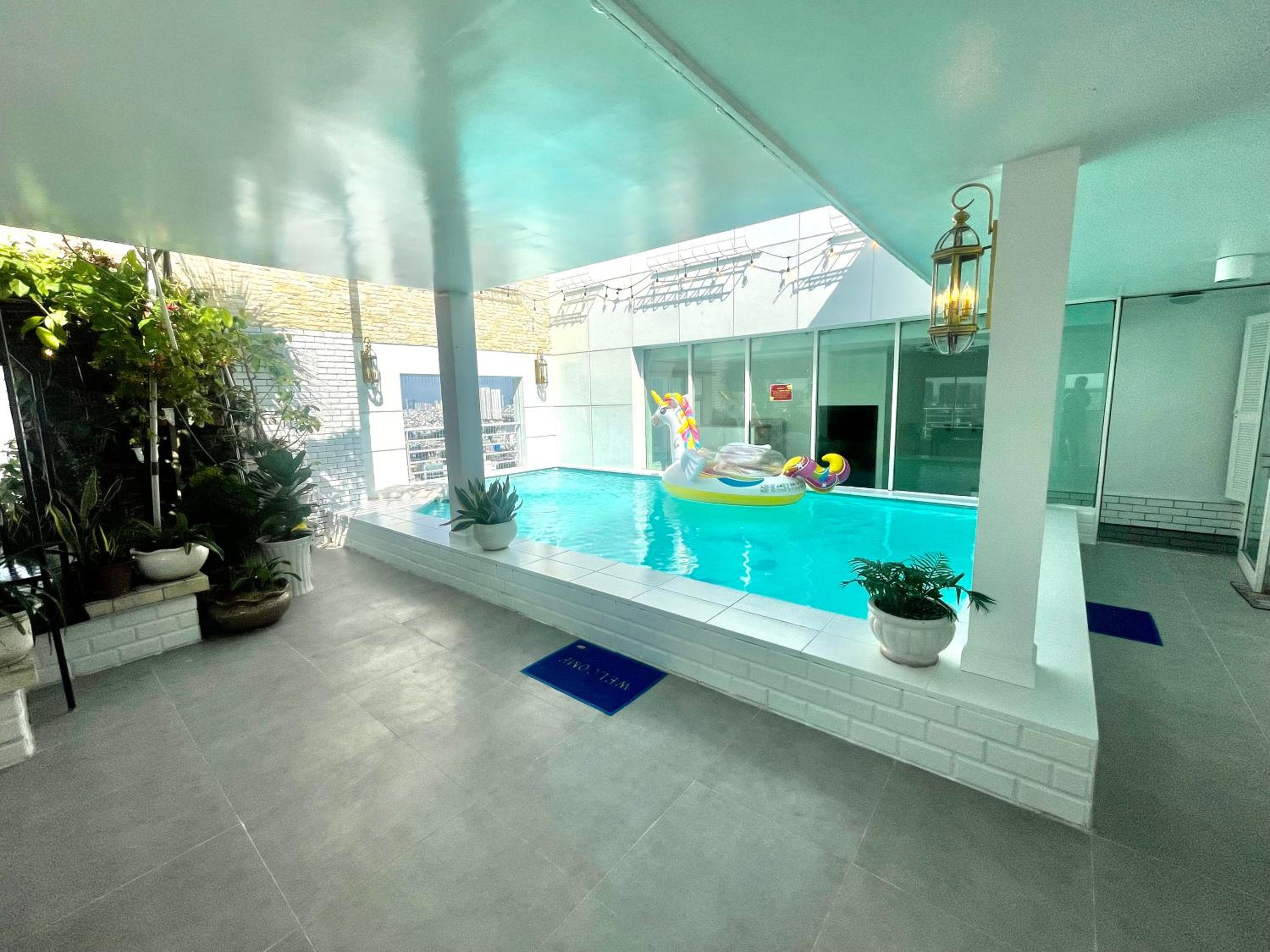White Penthouse - Rooftop Pool Private - Central City