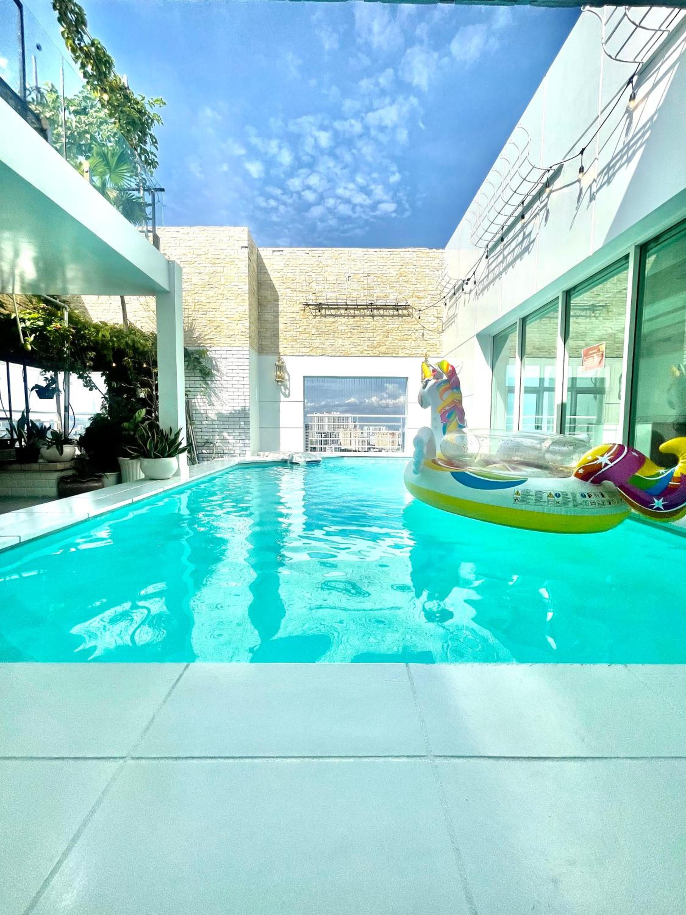 White Penthouse - Rooftop Pool Private - Central City