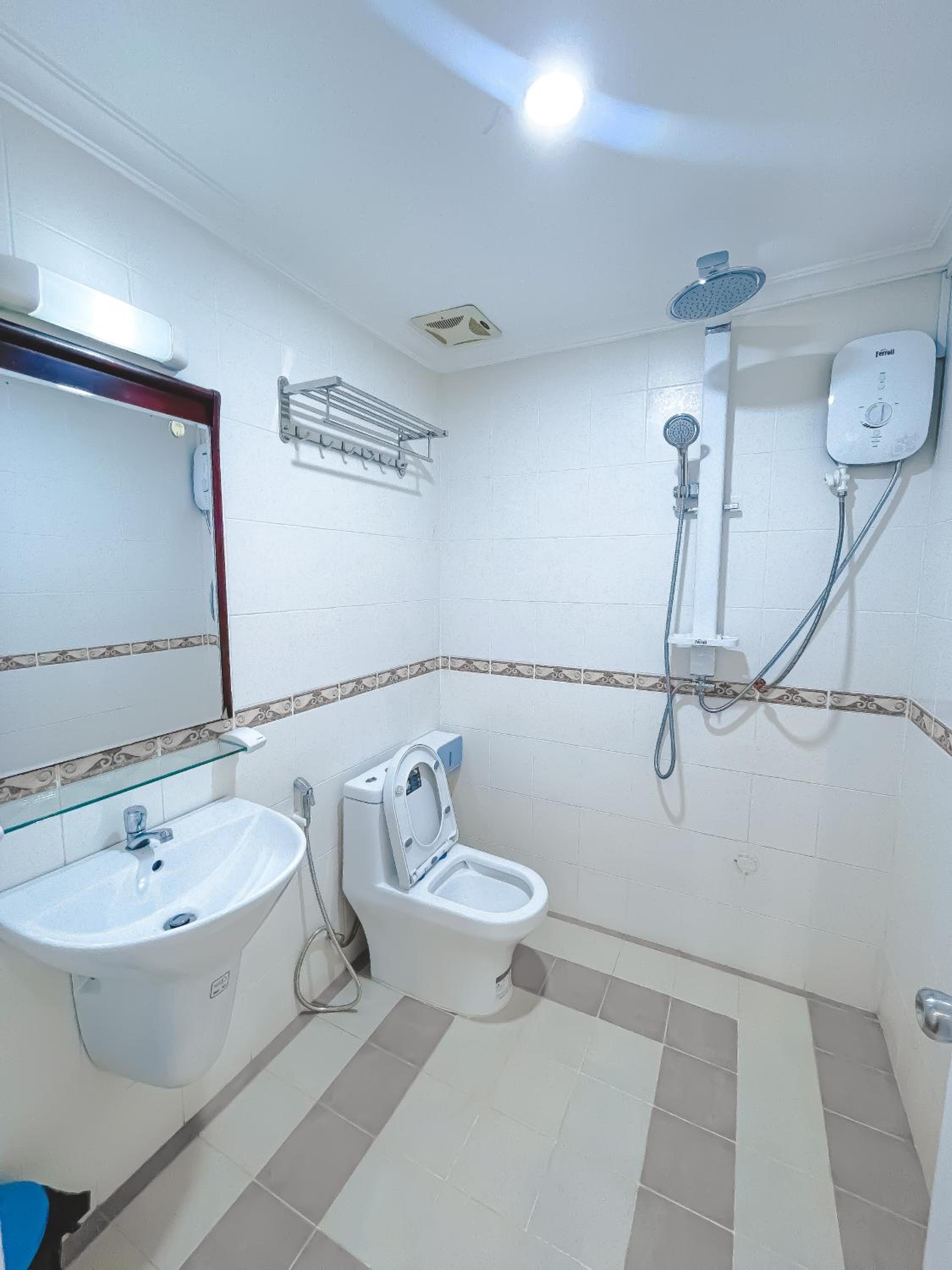 White Penthouse - Rooftop Pool Private - Central City