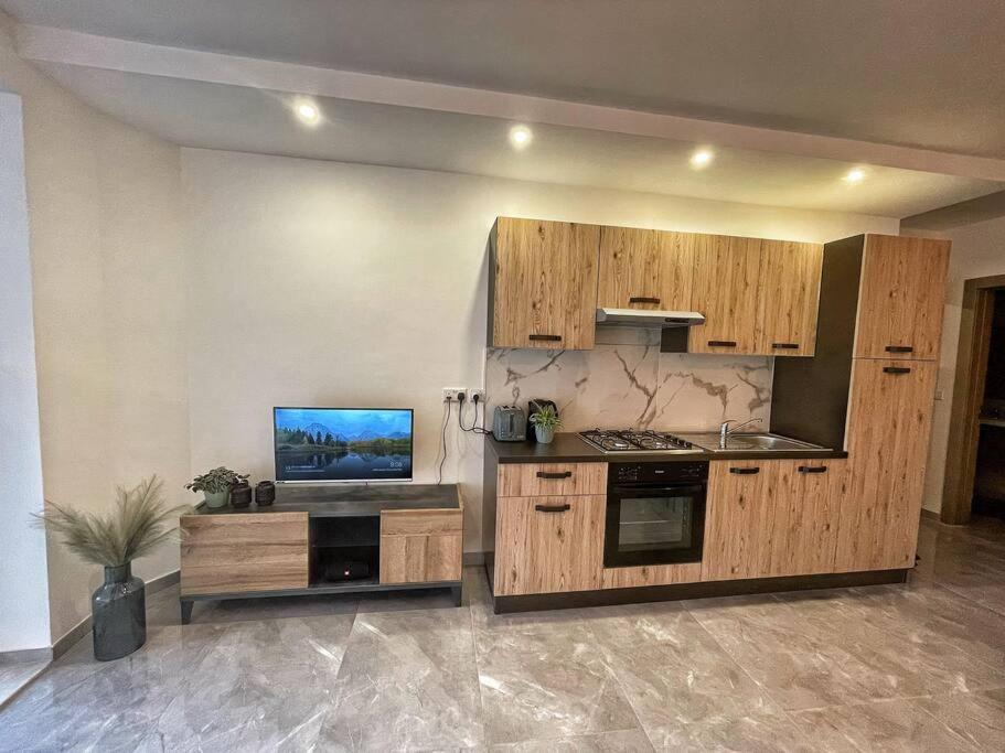 Modern 1 bedroom apartment 400m away from the sea photo 2