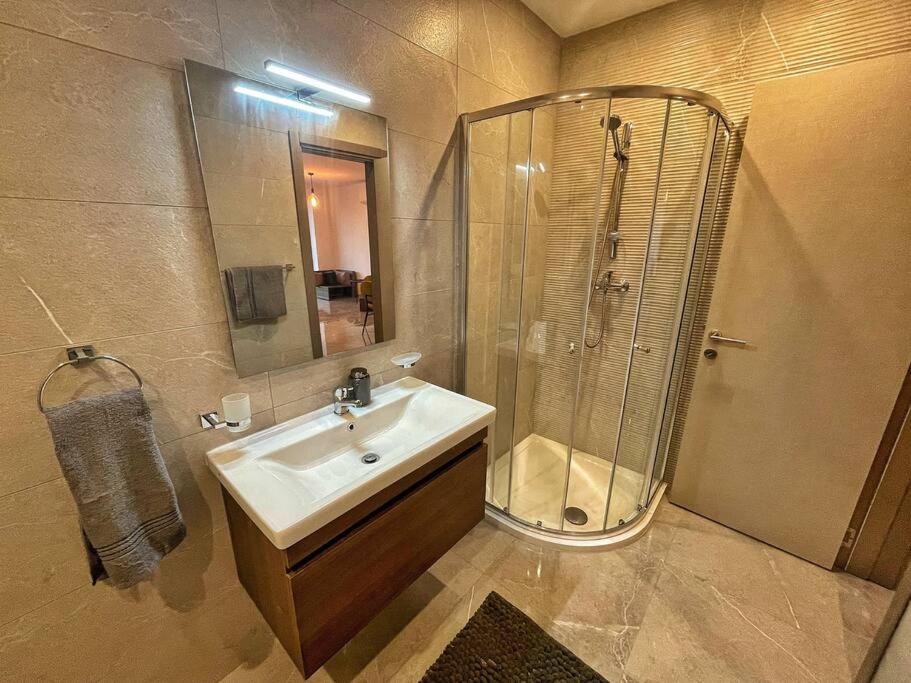 Modern 1 bedroom apartment 400m away from the sea photo 5