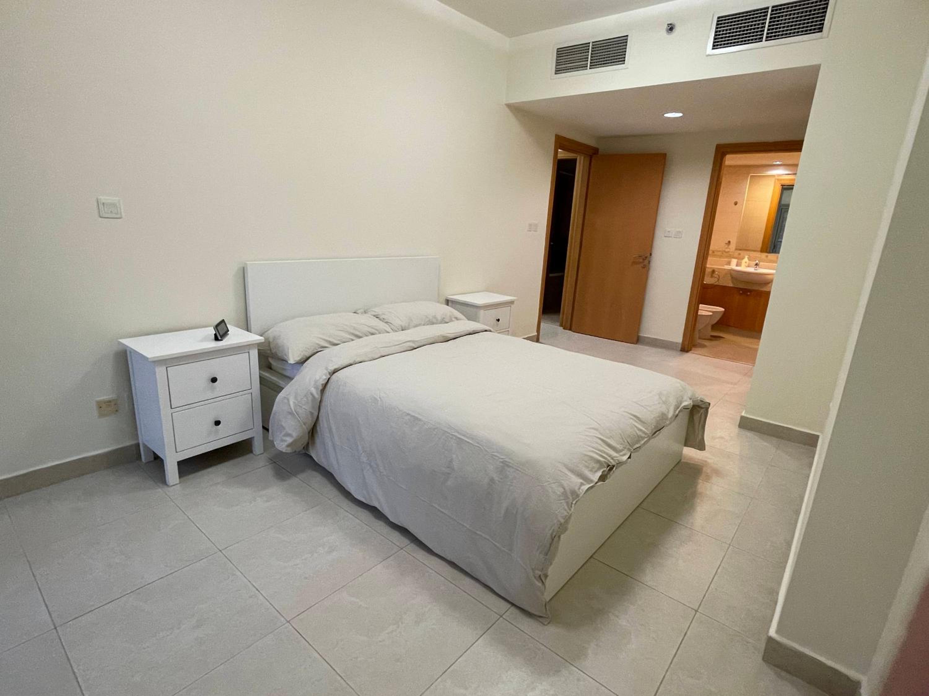 METRO Premium Location Spacious 2 Bedroom Apartment Right Next to the Metro photo 2