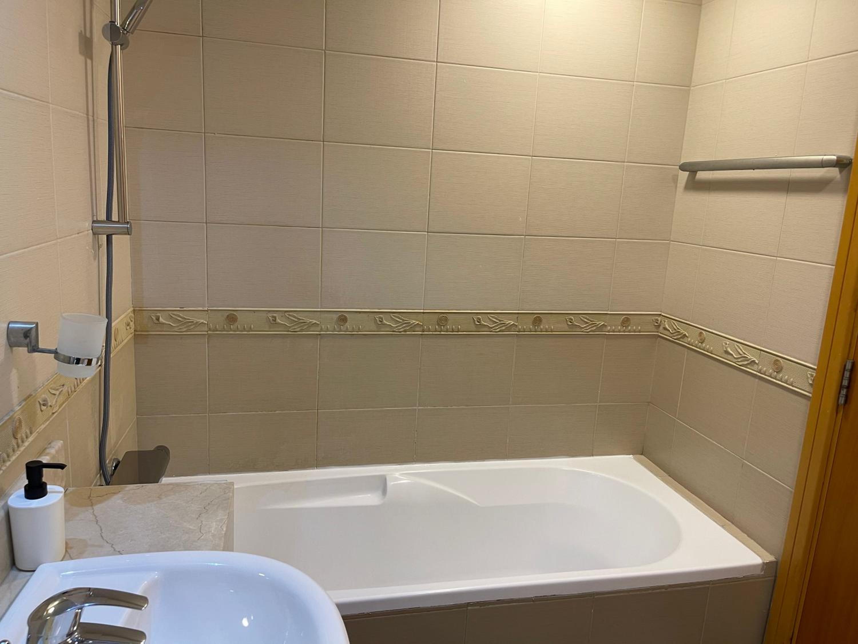 METRO Premium Location Spacious 2 Bedroom Apartment Right Next to the Metro photo 3