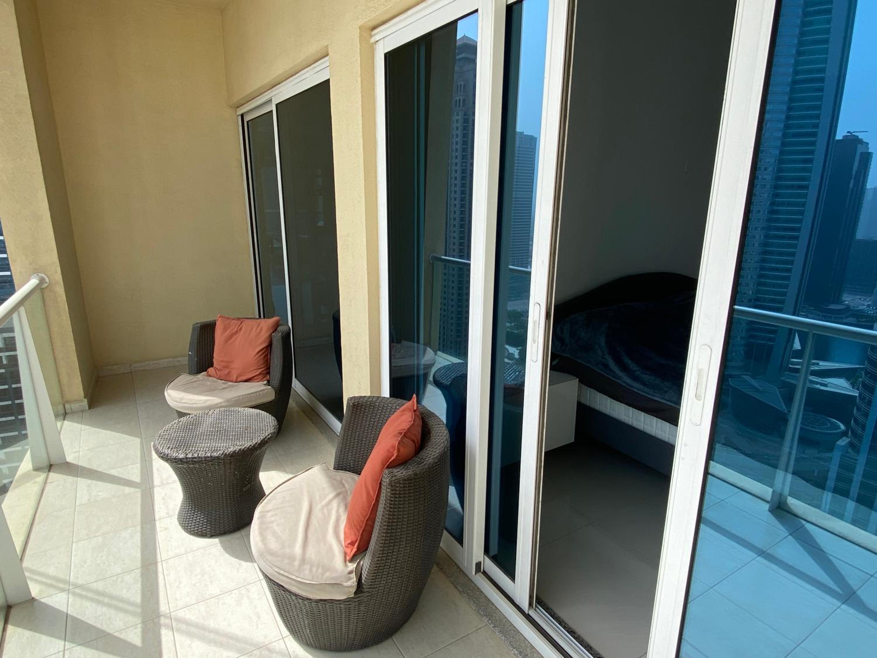 One bedroom apartment with pool & gym near Marina