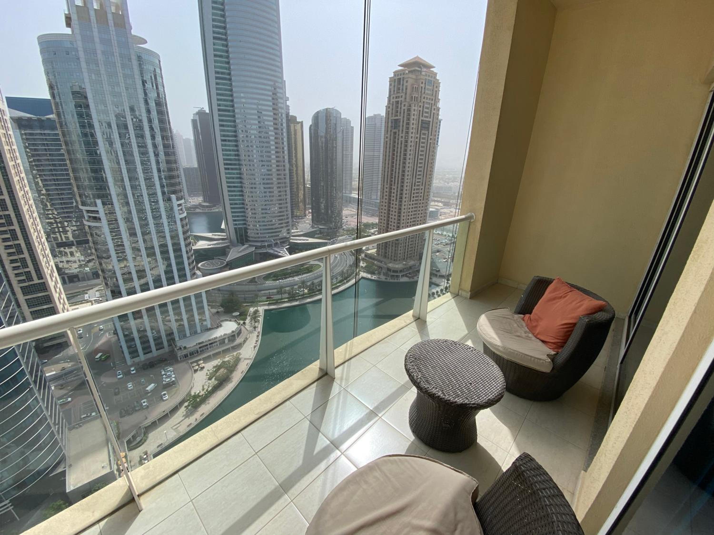 One bedroom apartment with pool & gym near Marina