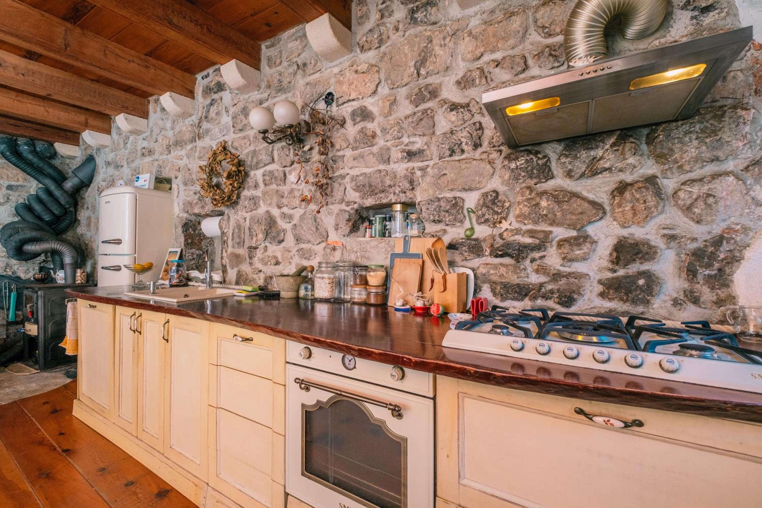 Authentic Boka house with artistic soul photo 1