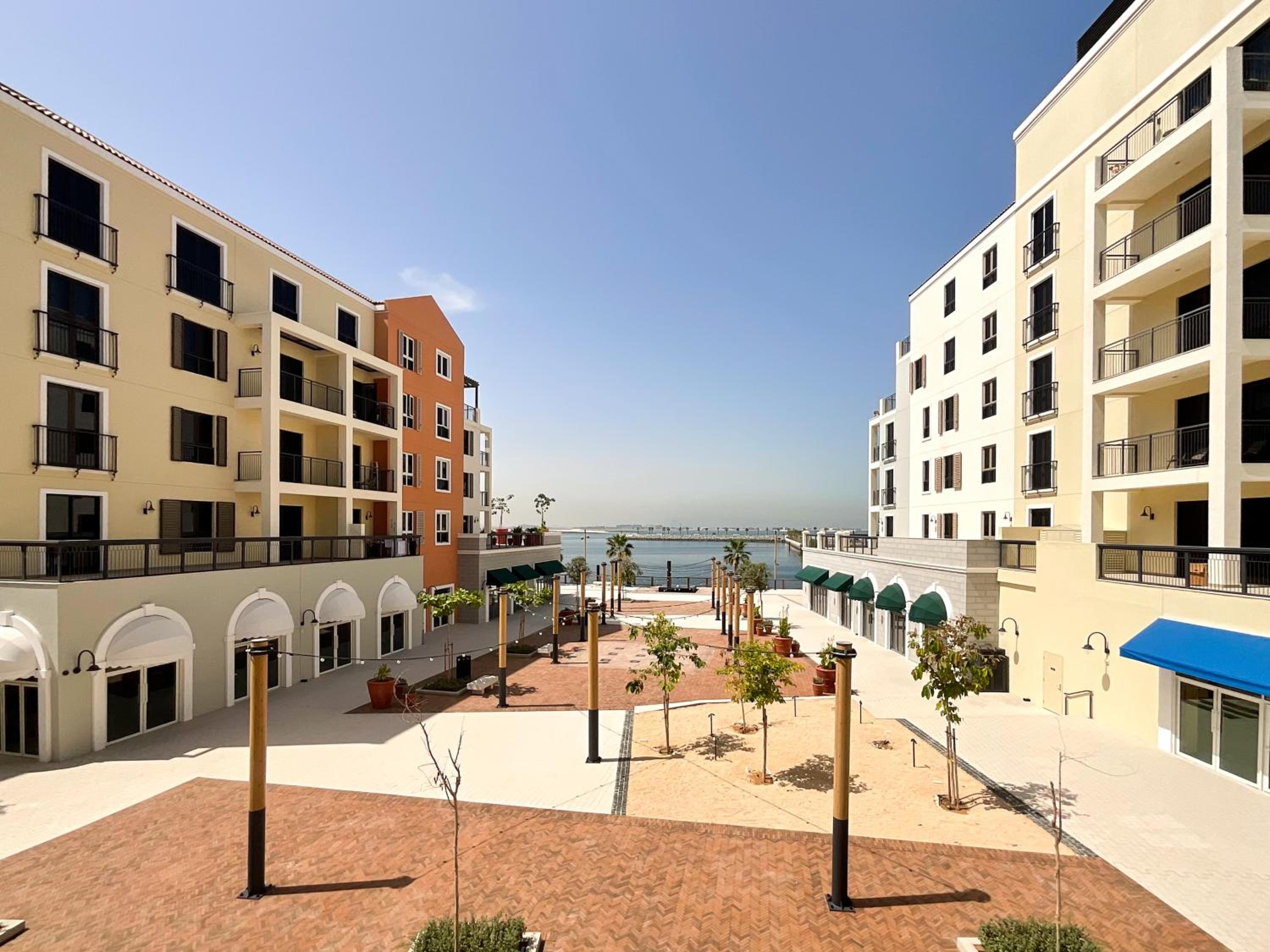 HiGuests - Stylish Apt With Stunning Beach Views and Pools