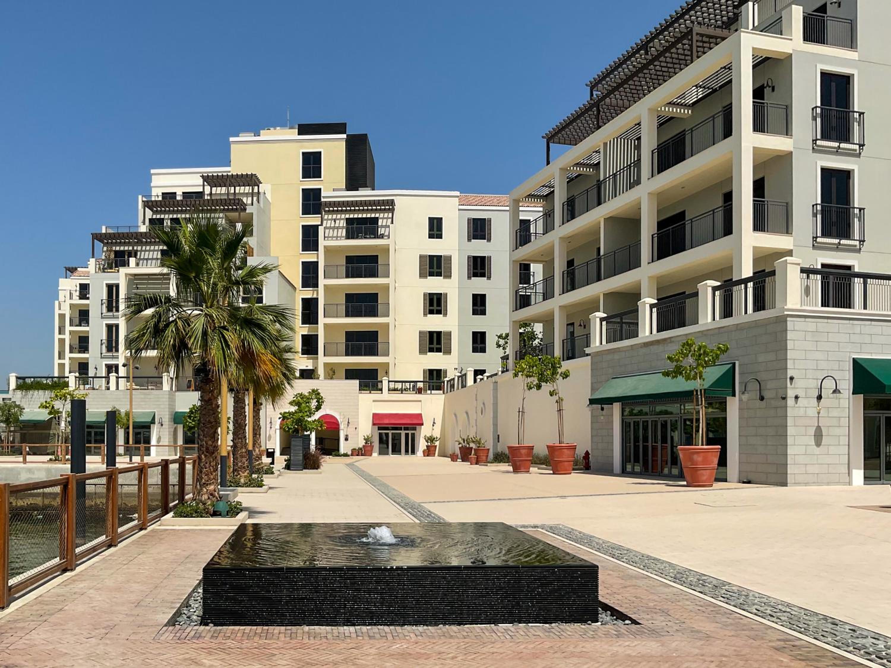 HiGuests - Stylish Apt With Stunning Beach Views and Pools