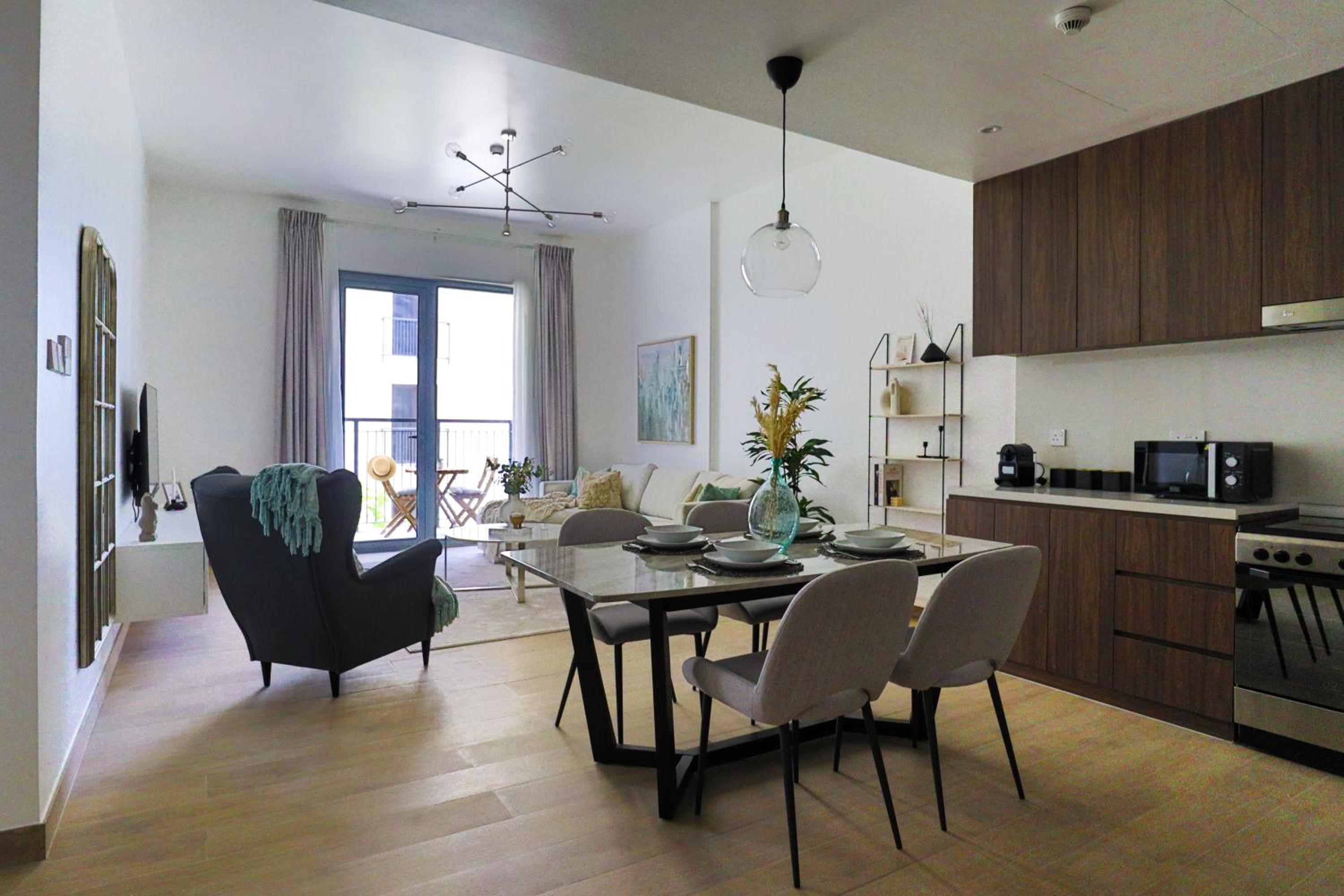 HiGuests - Stylish Apt With Stunning Beach Views and Pools