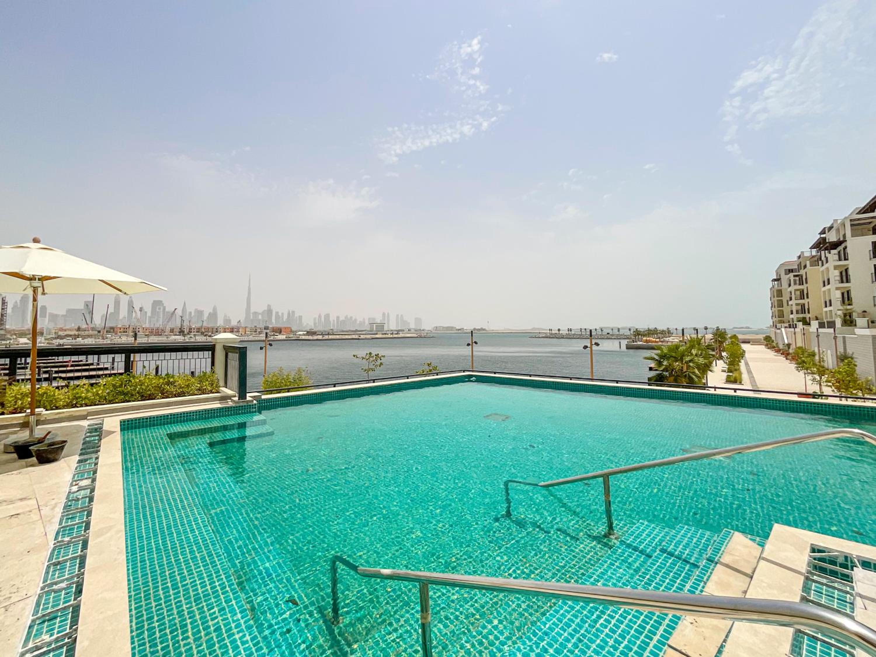 HiGuests - Stylish Apt With Stunning Beach Views and Pools