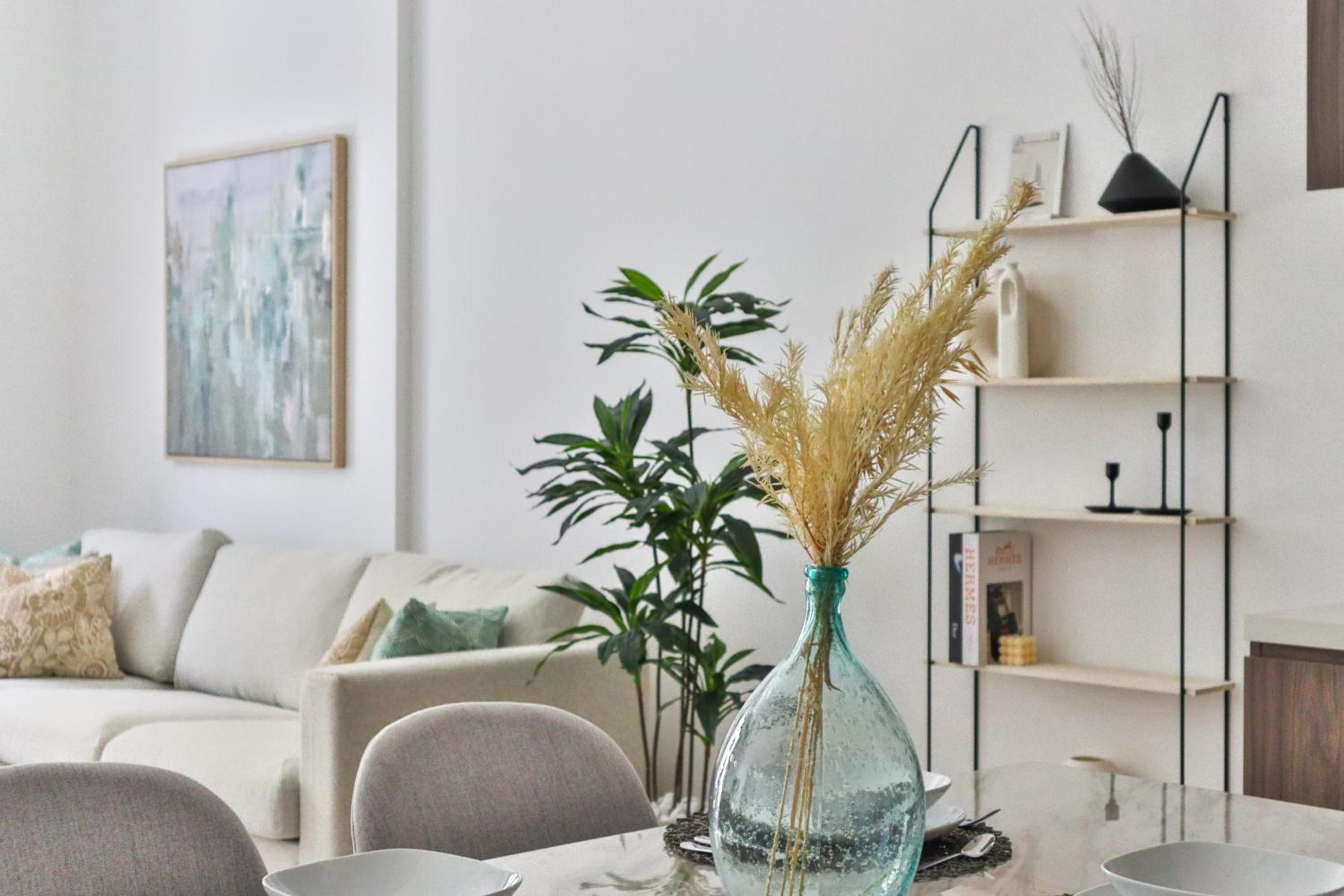 HiGuests - Stylish Apt With Stunning Beach Views and Pools