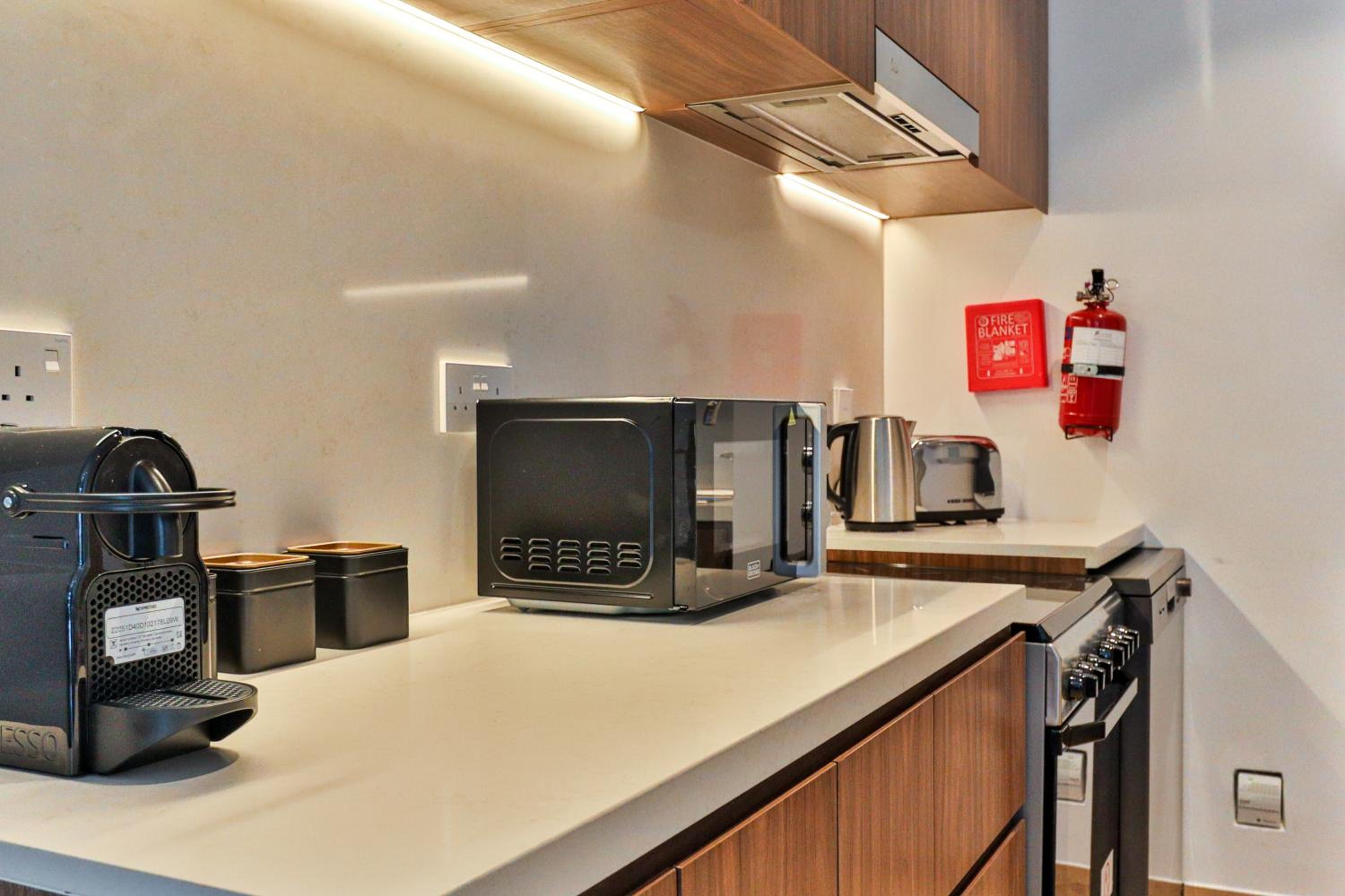 HiGuests - Stylish Apt With Stunning Beach Views and Pools