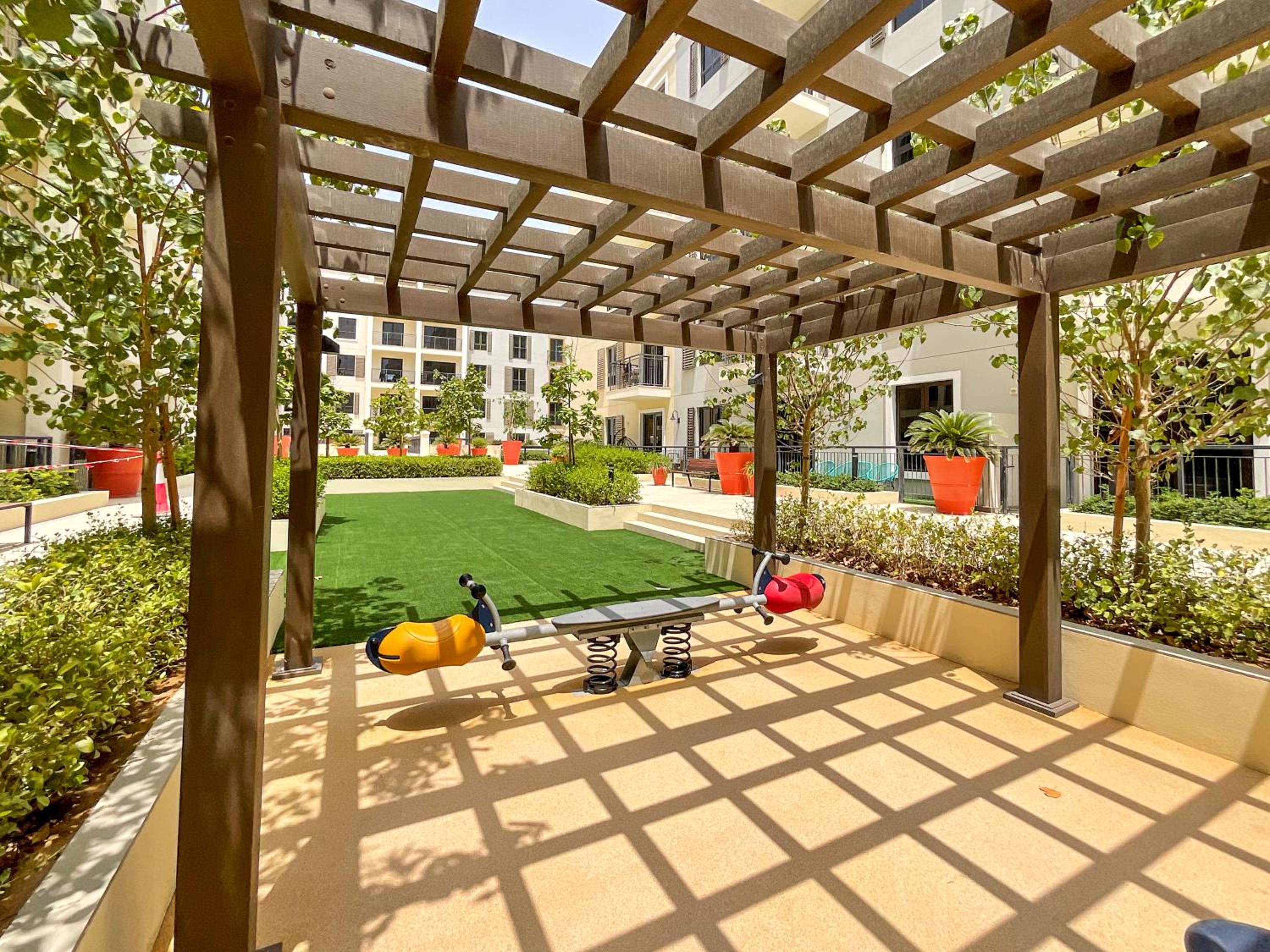 HiGuests - Stylish Apt With Stunning Beach Views and Pools