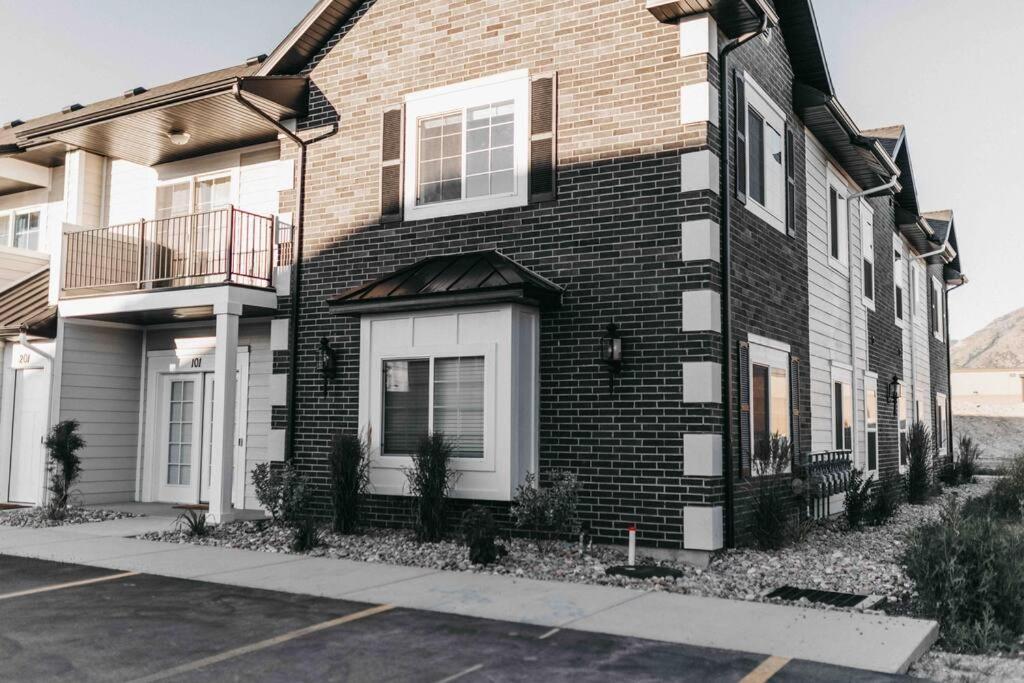 Logan Vacations - Beautiful New 3 BR 2BA Townhome No stairs - Property Image 12