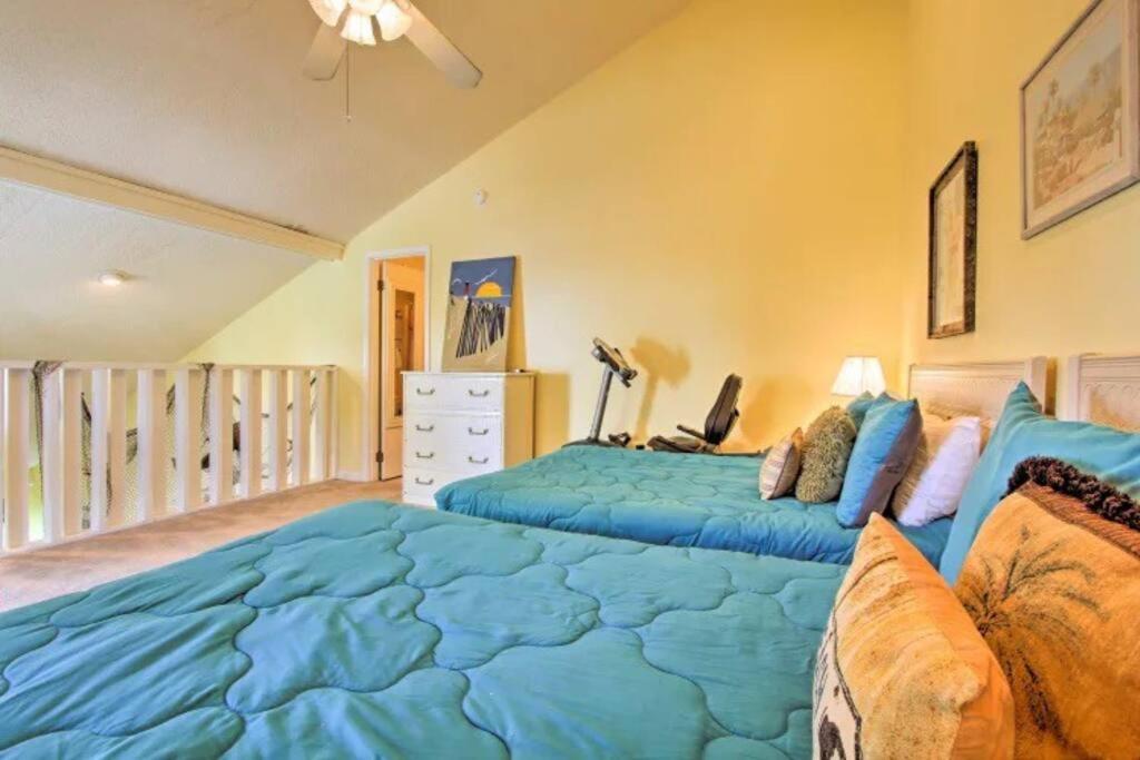 Cheerful 1-bedroom townhouse w/ pool and golf cart view 2