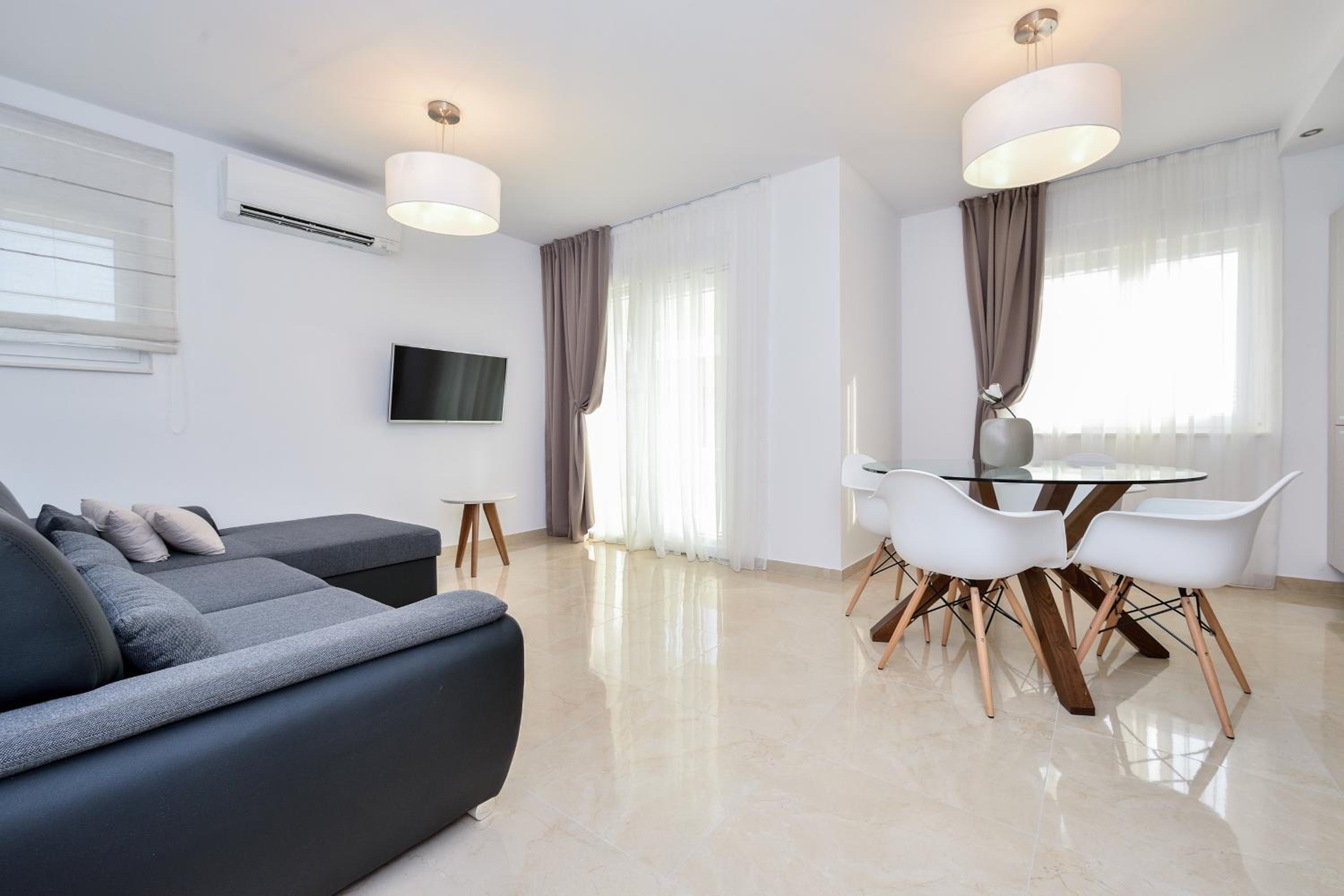 Luxury Apartment Arta-2 with heated pool and jacuzzi view 3