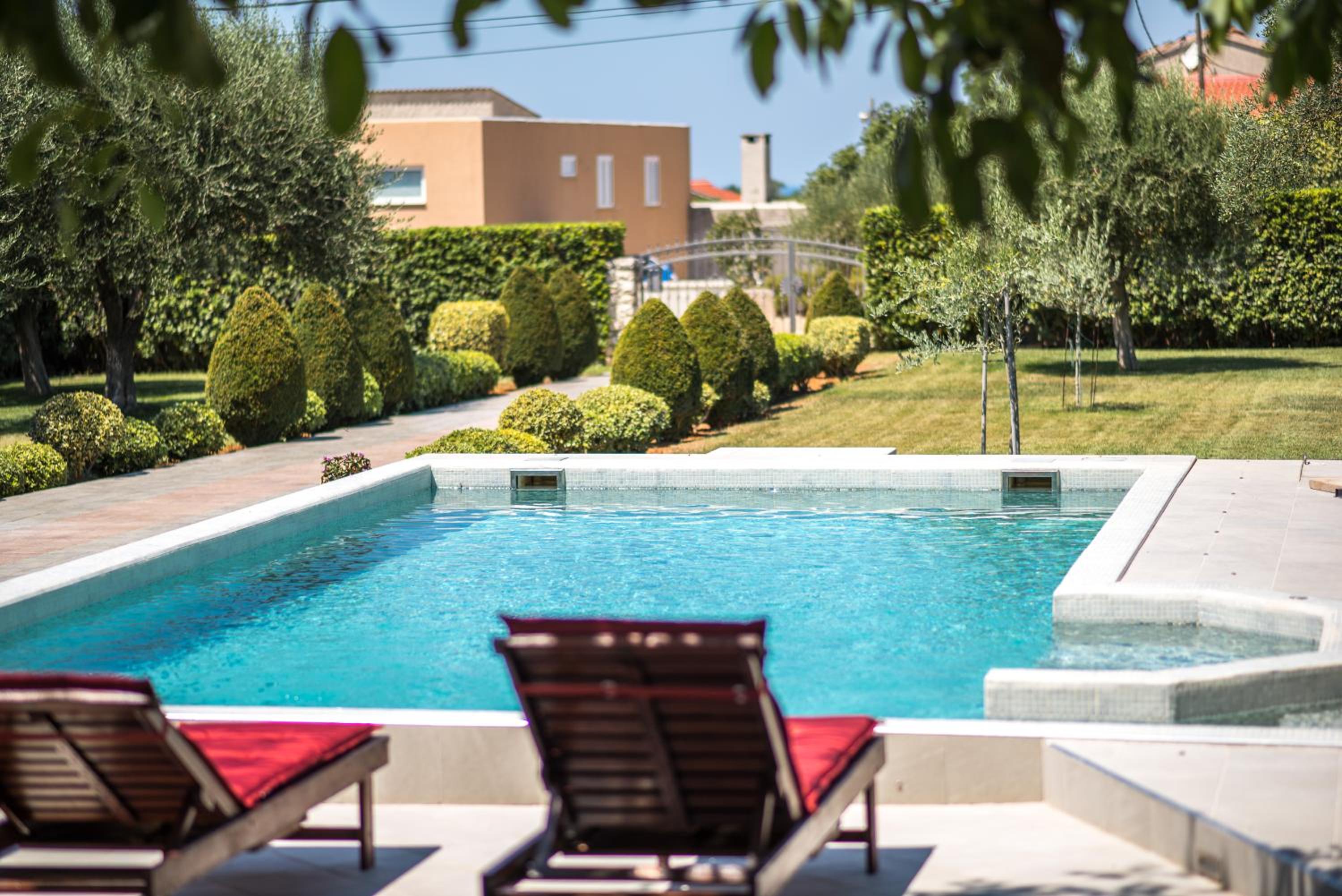 Sunset Garden apartment with private pool view 2