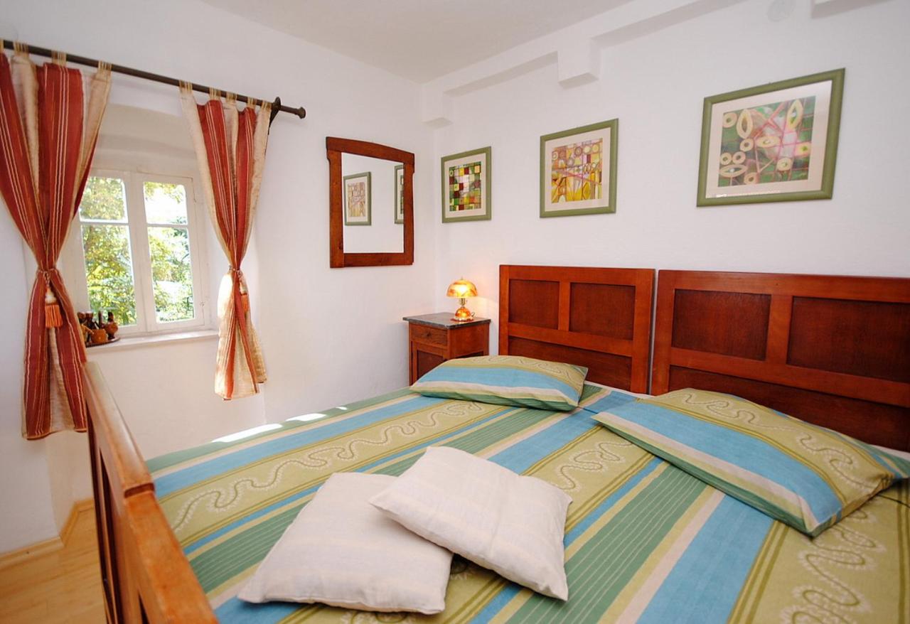 Antique apartment in the center of Brela view 5
