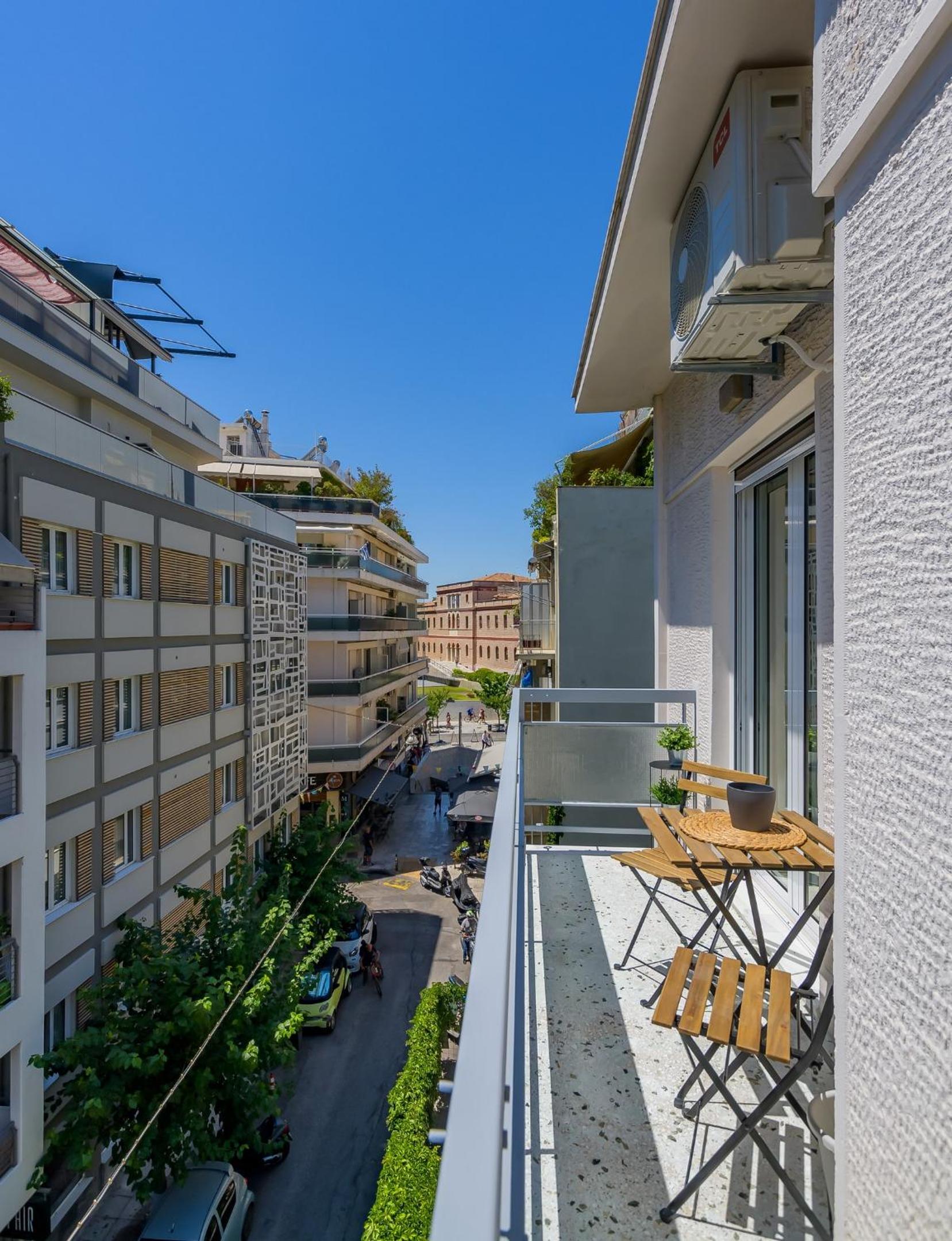 Lush 2bed apt at the Acropolis!