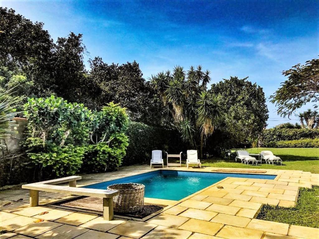 Linda casa com piscina a poucos passos da praia