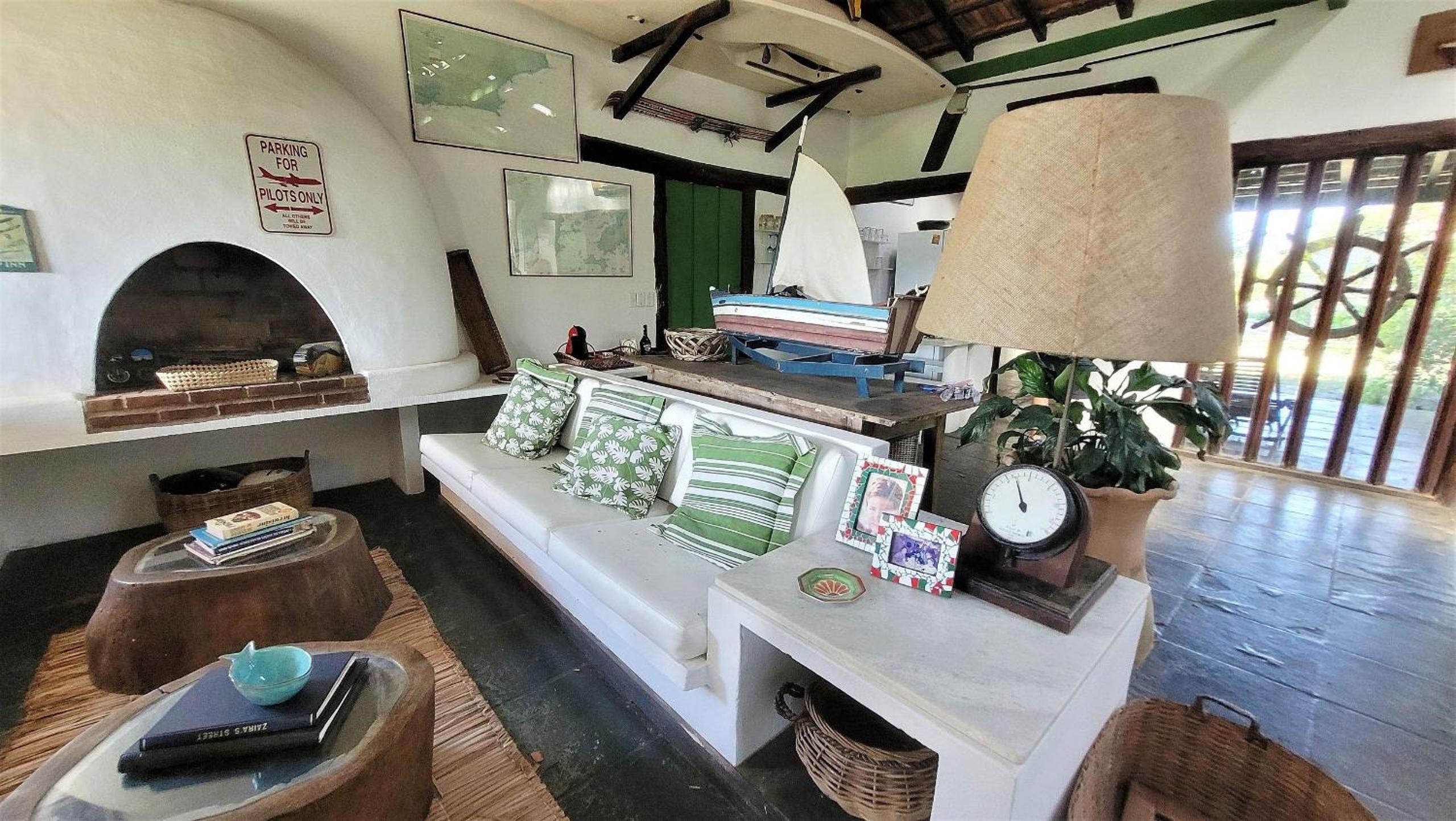 Linda casa com piscina a poucos passos da praia