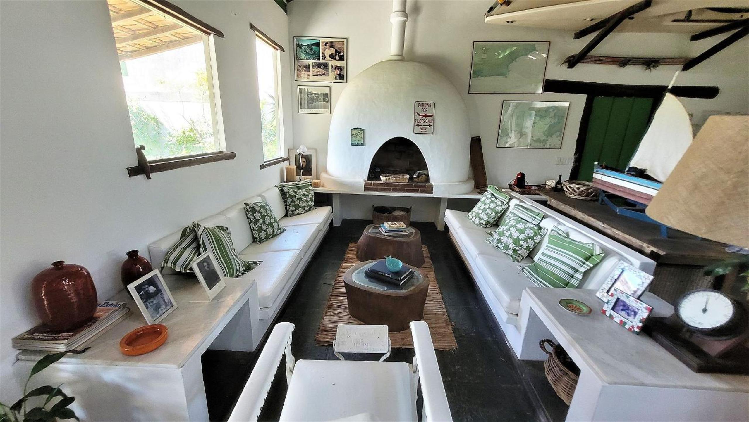 Linda casa com piscina a poucos passos da praia