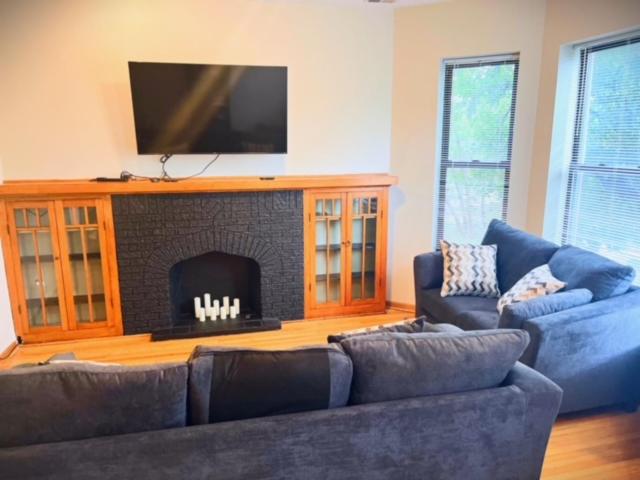 3BD/2BA in Historic Hyde Park Neighborhood w/ Parking Near University of Chicago photo 2