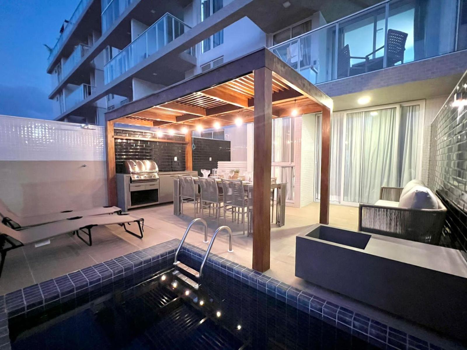 Apartamento espetacular com vista mar, piscina privativa e churrasqueira.