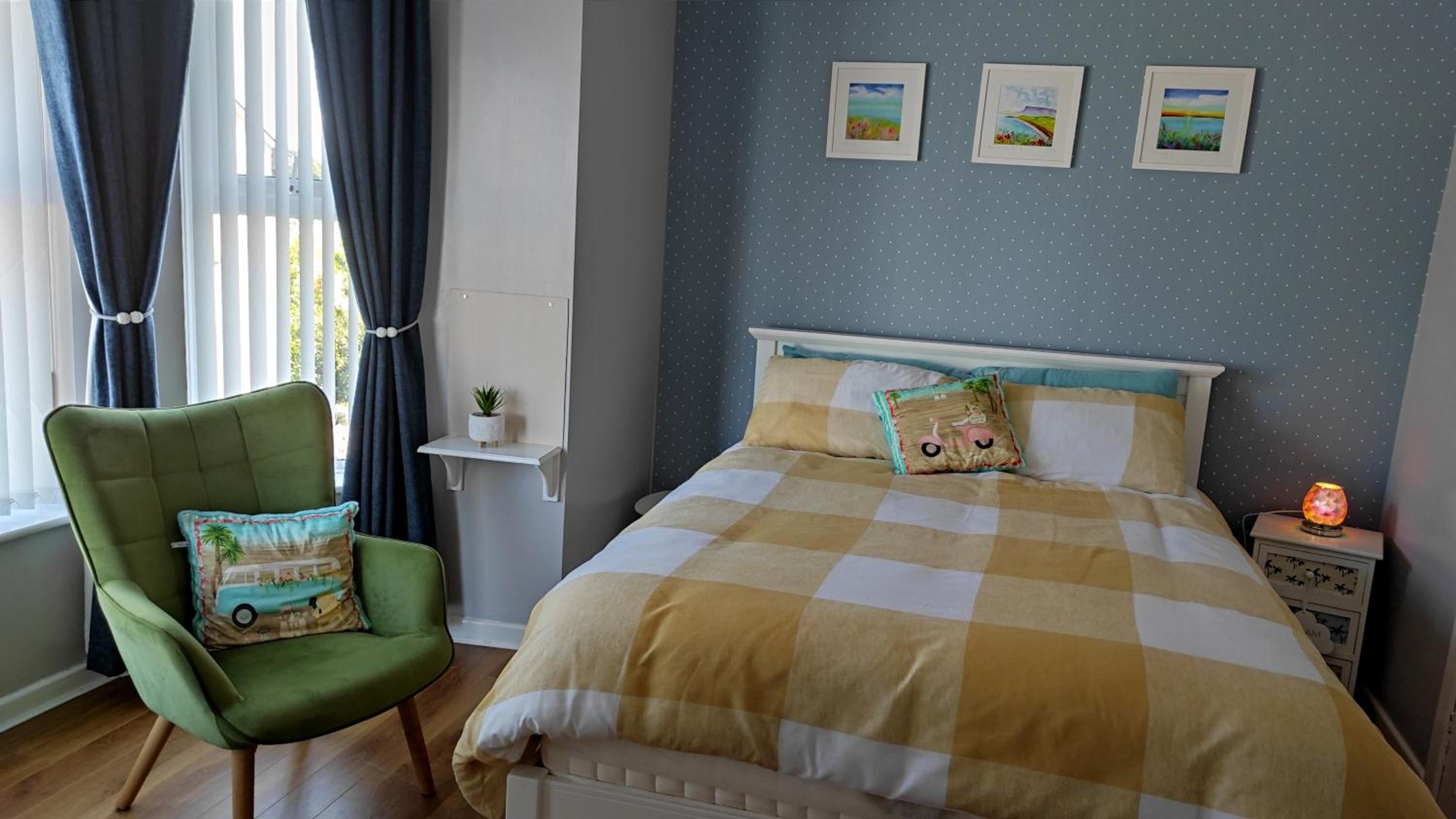 Luxury 3 bedroom house with peaceful garden, sleeps 6 and 2 mins to beach