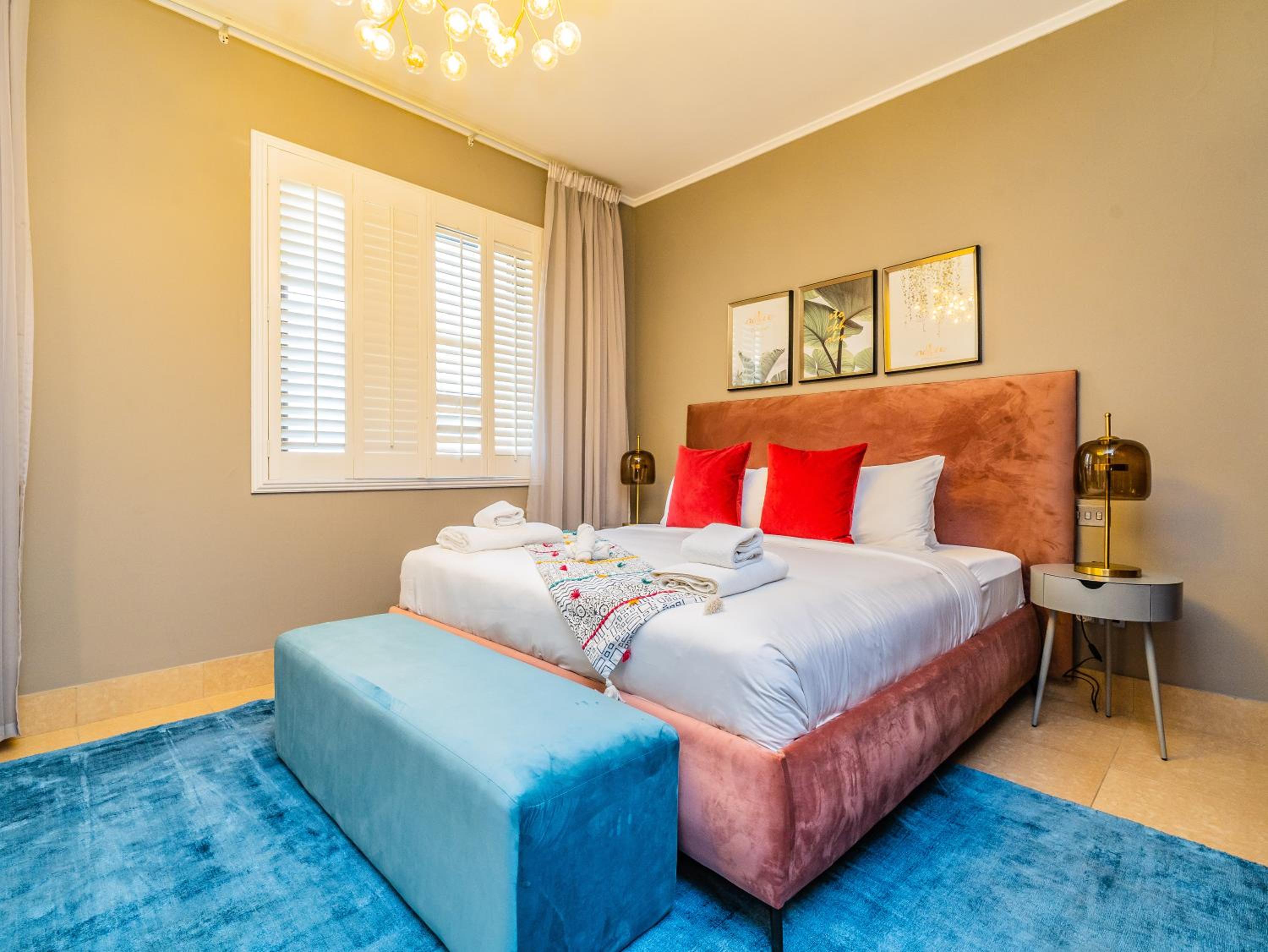 Colorful Apartment near Dubai Mall with Balcony