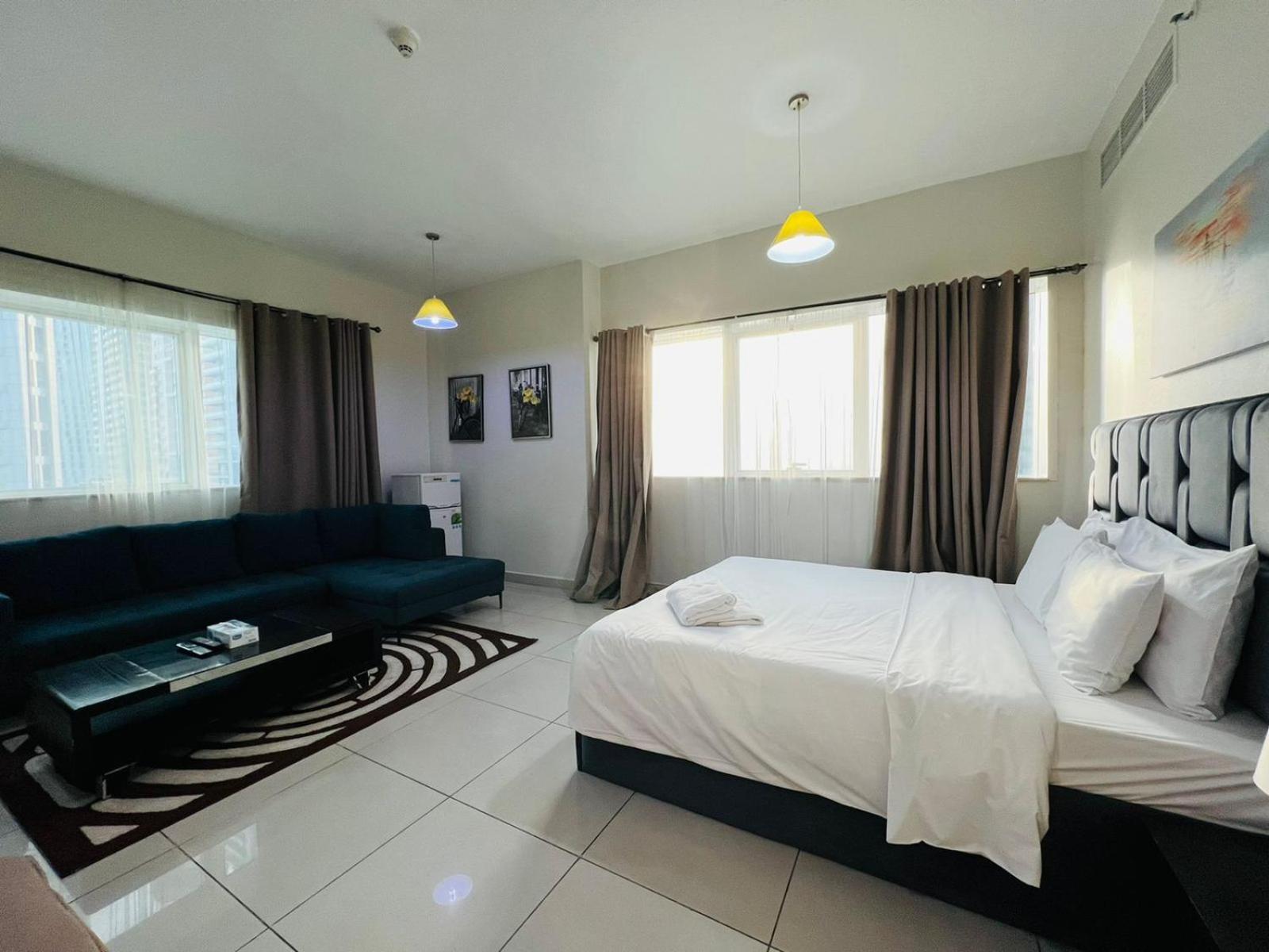 Private rooms in 3 bedroom apartment SKYNEST Homes marina pinnacle