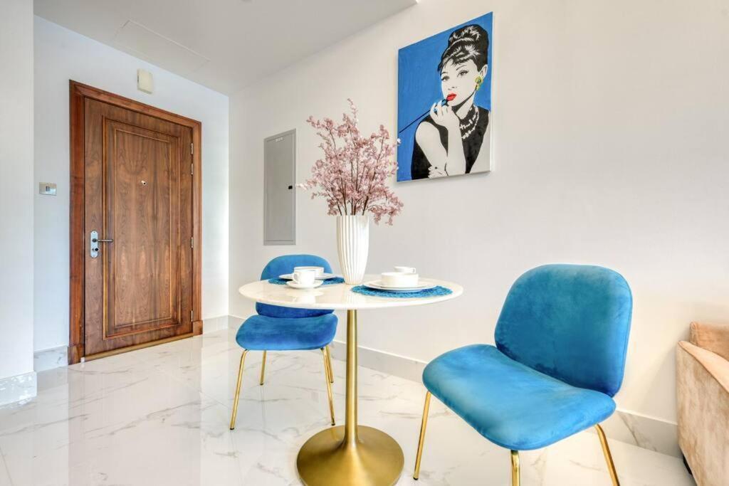 Downtown Beautiful 1bed with outdoor Garden