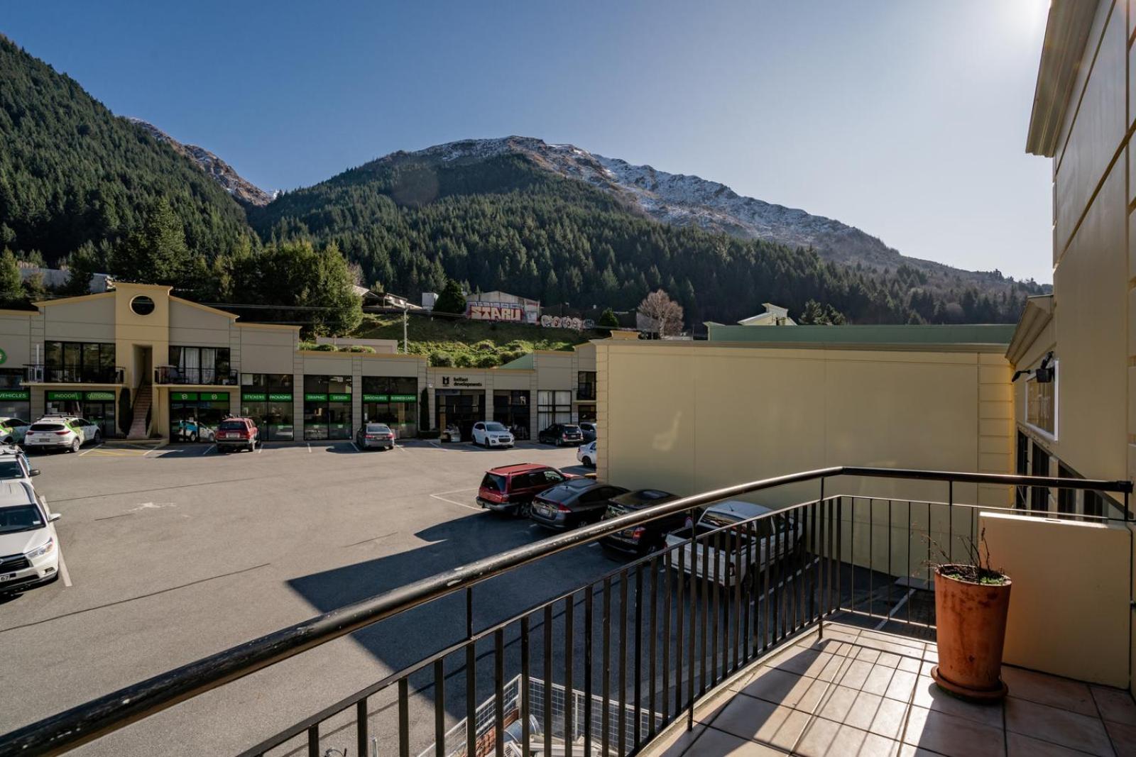 Snowy Peaks - Queenstown Holiday Apartment