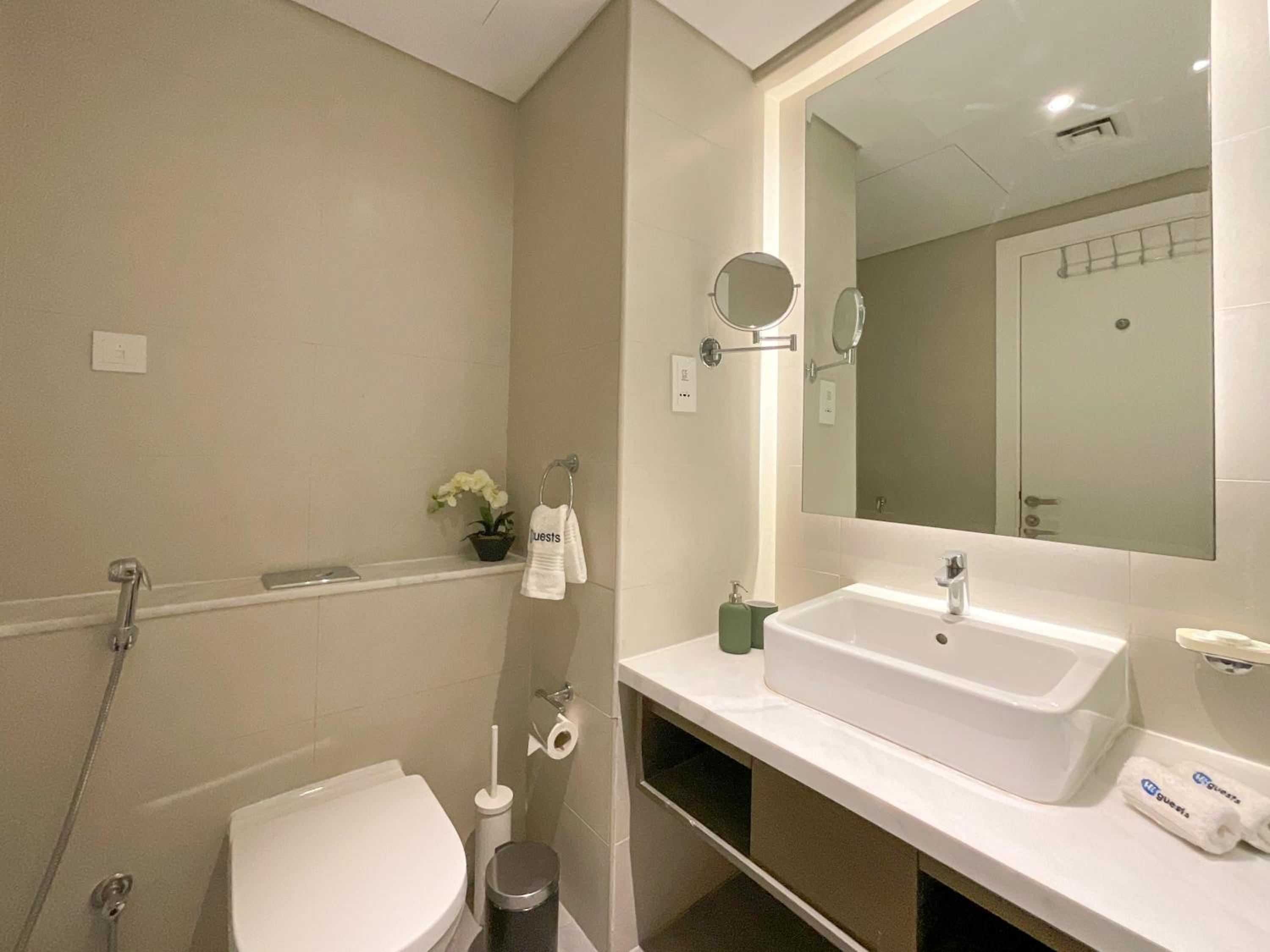 HiGuests - Roomy and Chic Studio with Panoramic Canal Views