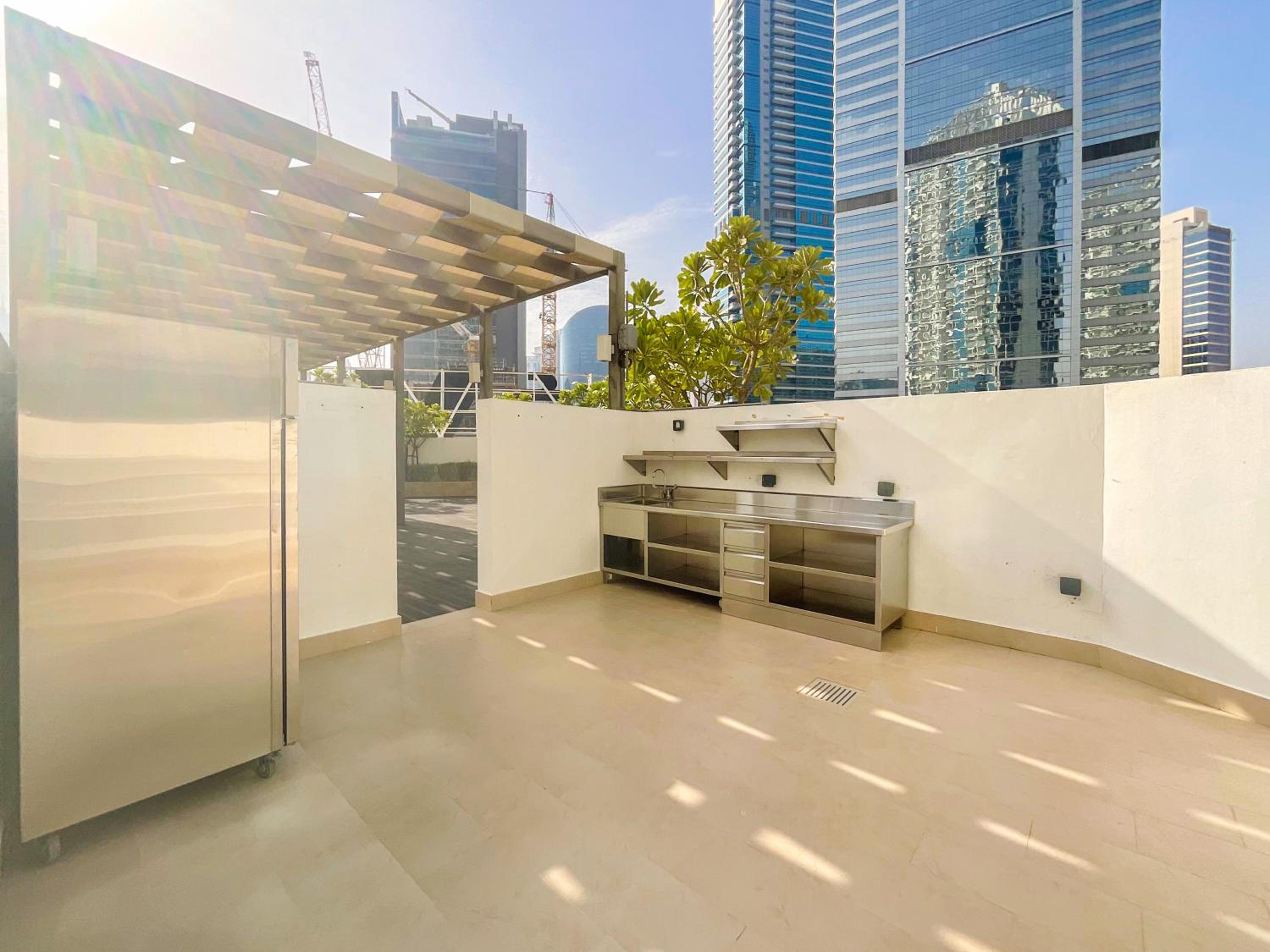 HiGuests - Roomy and Chic Studio with Panoramic Canal Views