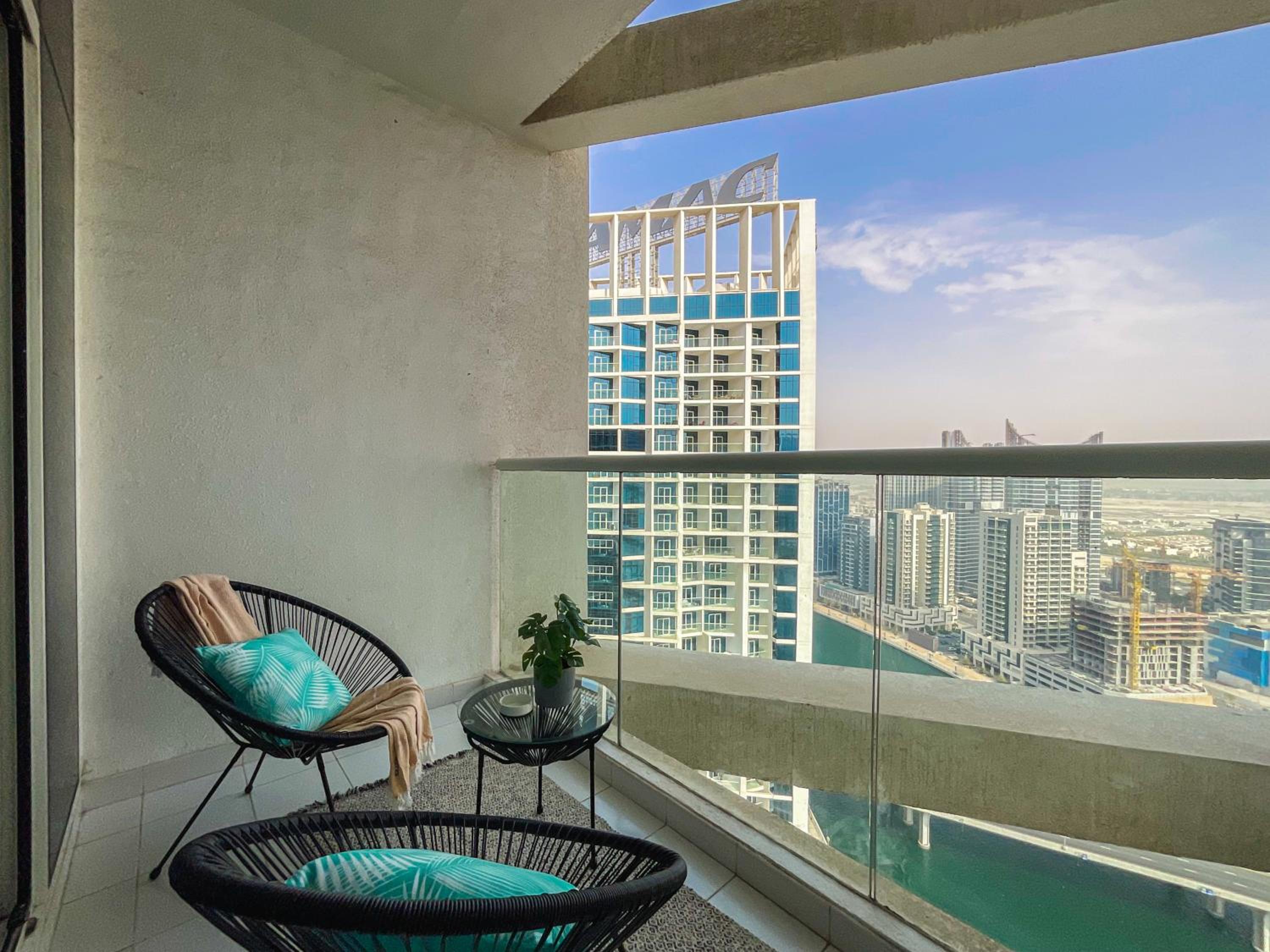 HiGuests - Roomy and Chic Studio with Panoramic Canal Views