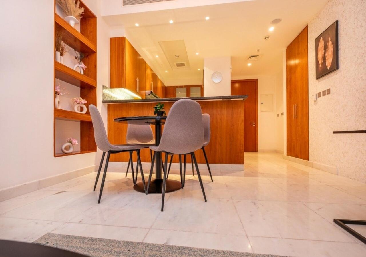 Hometown Apartments - Cosy 1 Br Apartment with Brand New Furniture in DIFC