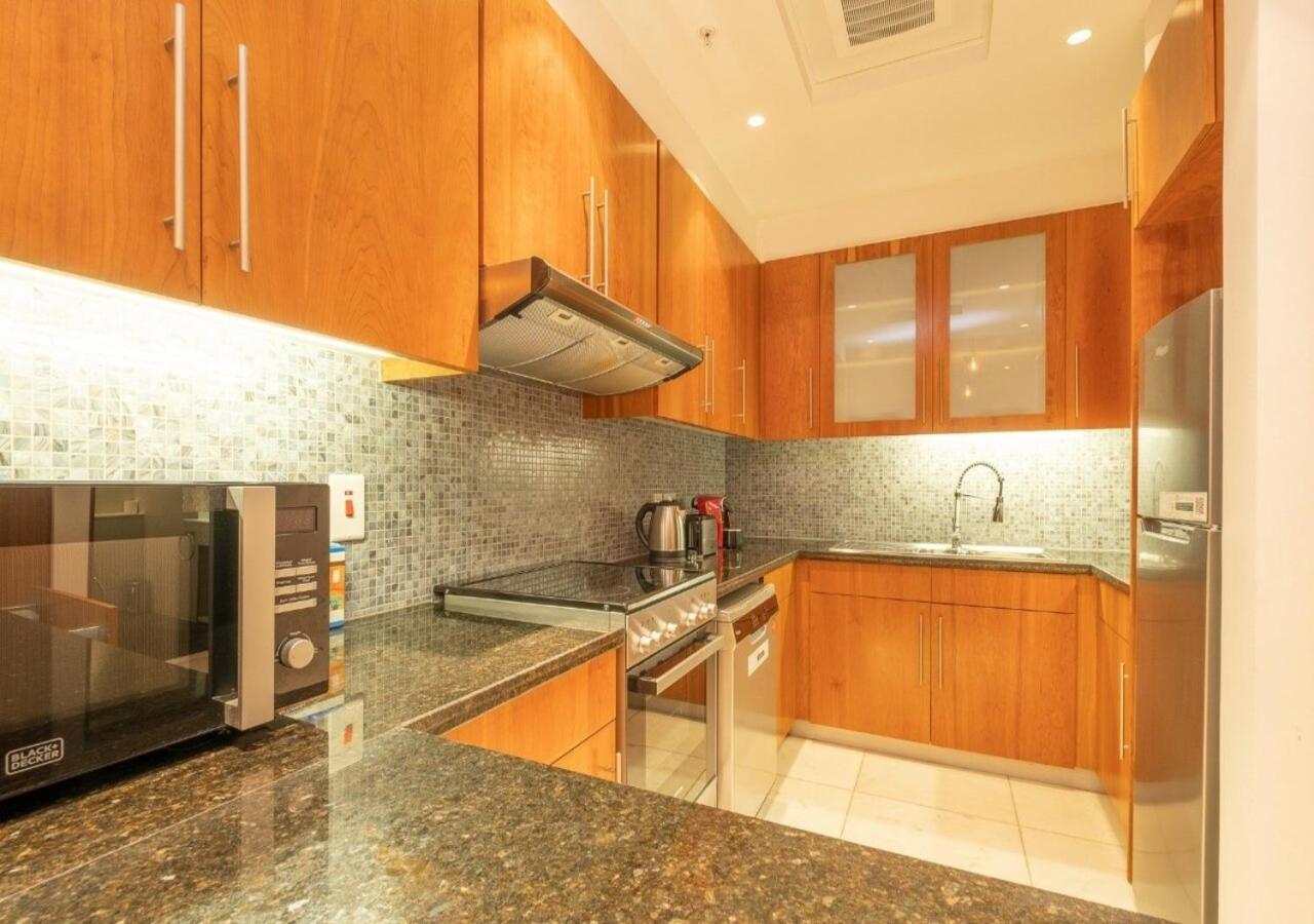 Hometown Apartments - Cosy 1 Br Apartment with Brand New Furniture in DIFC