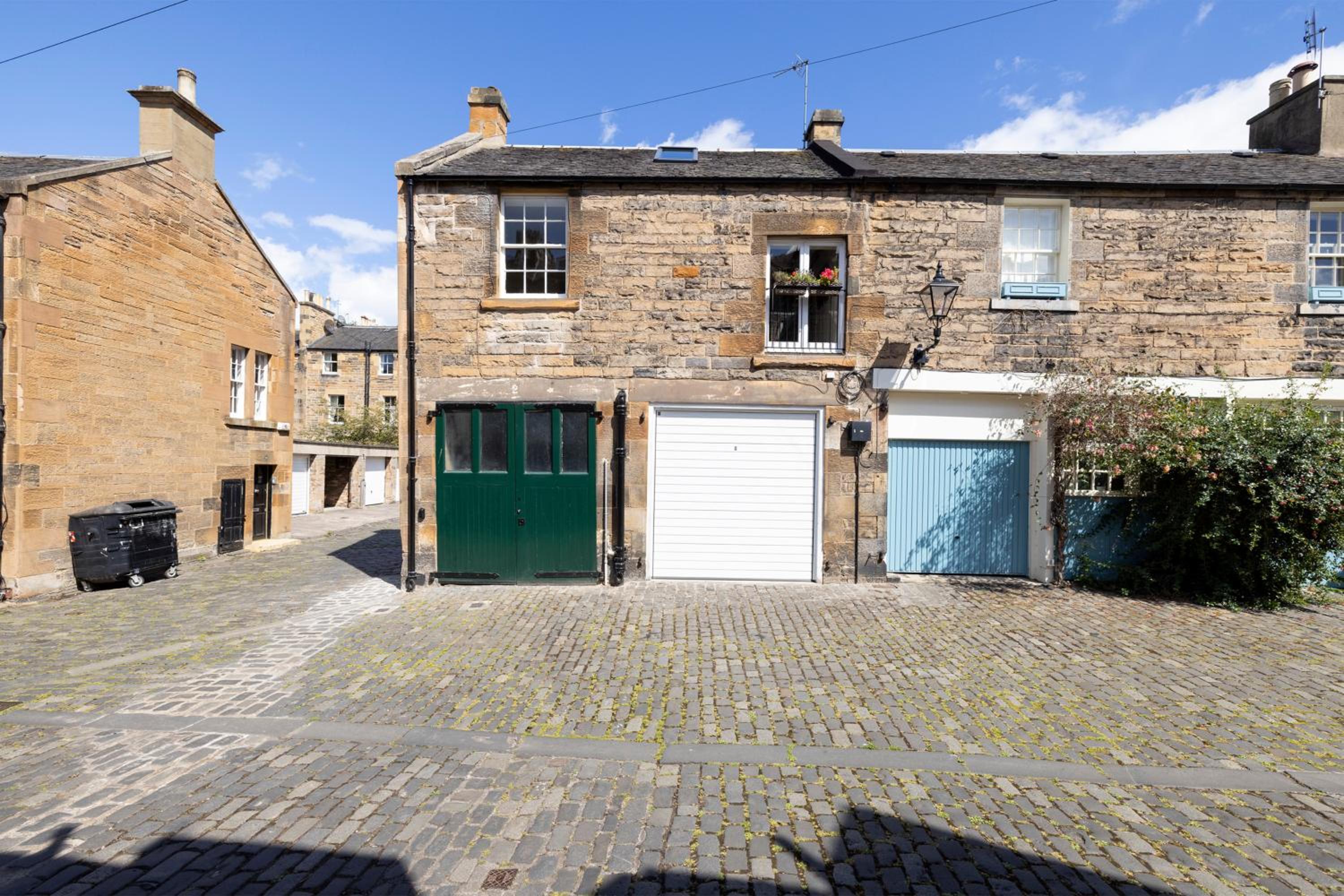 JOIVY Charming mews flat near the Dean Bridge view 3