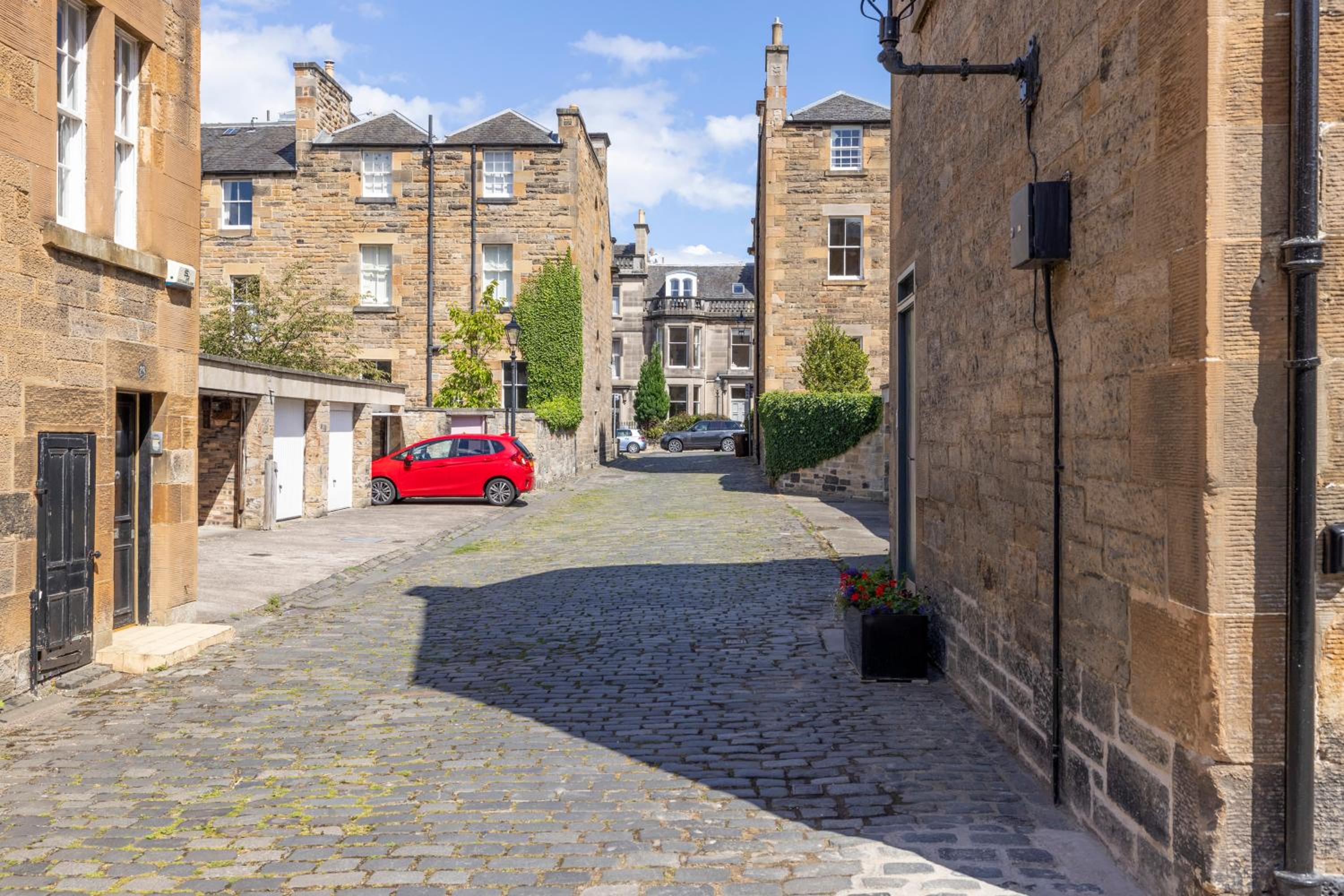 JOIVY Charming mews flat near the Dean Bridge view 5