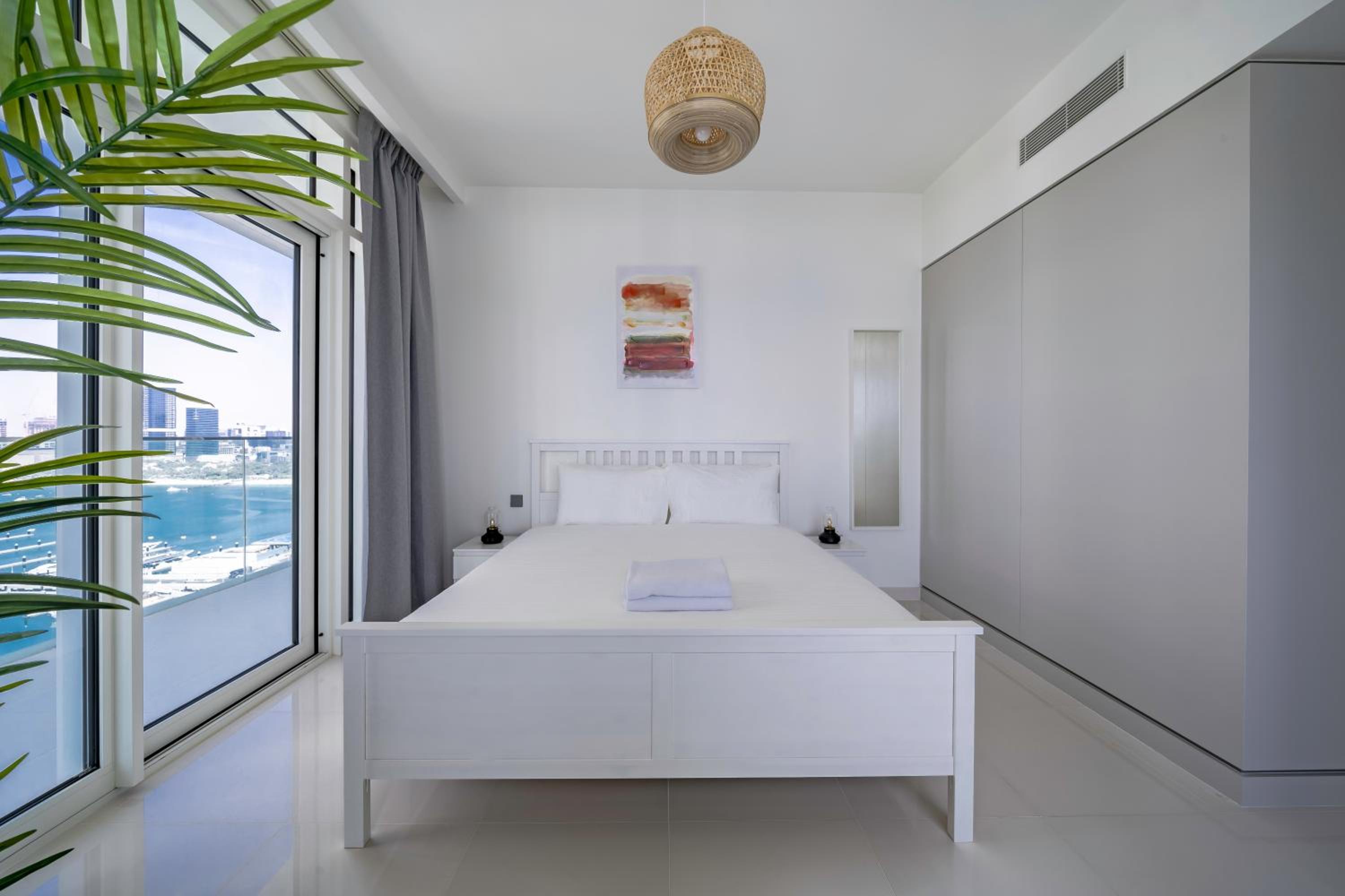 Breathtaking Atlantis view, Spacious 2BR on beach