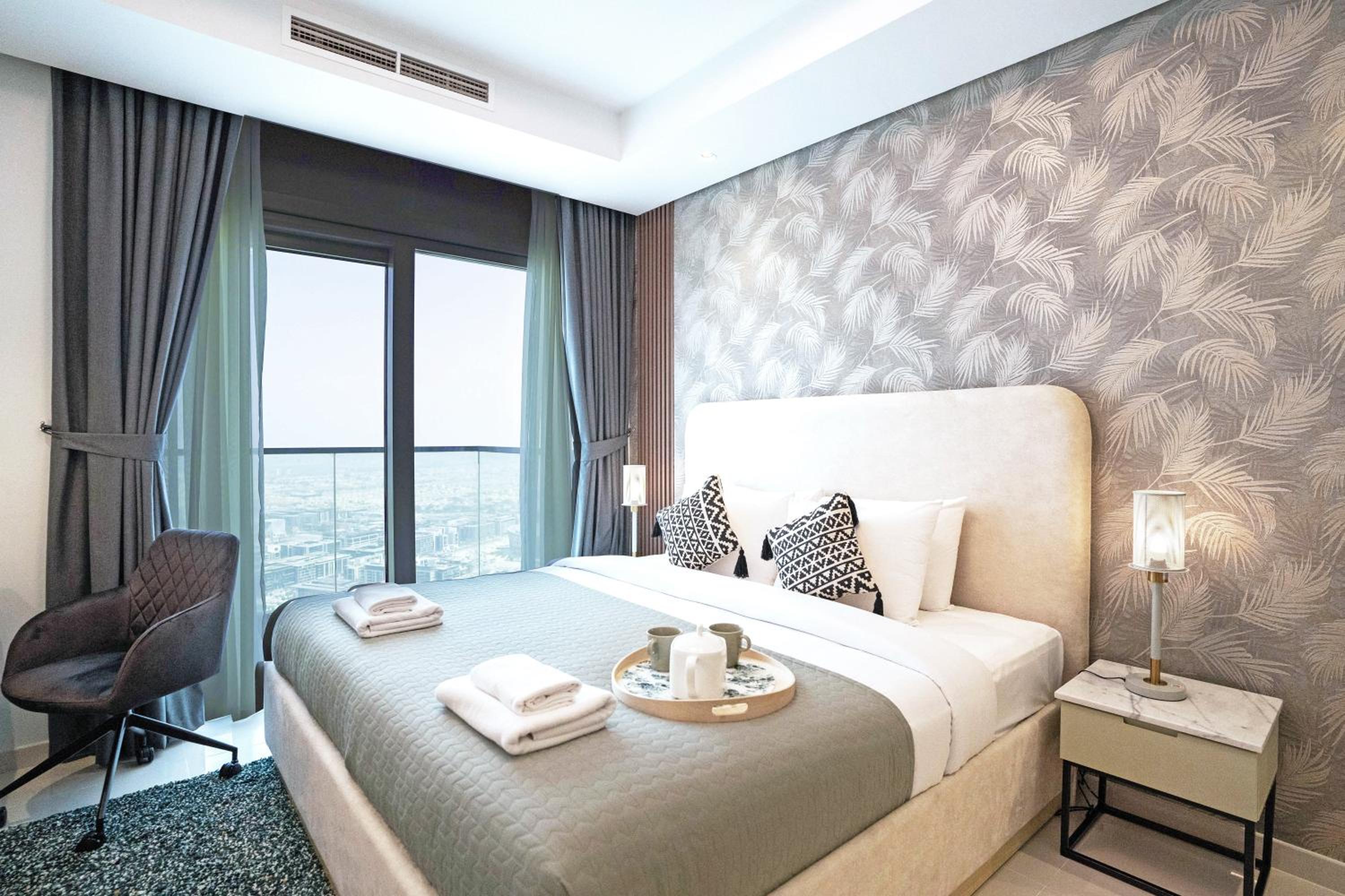 Hotel Vacay Lettings -Spotlight infinity pool at Paramount Tower - Image 1