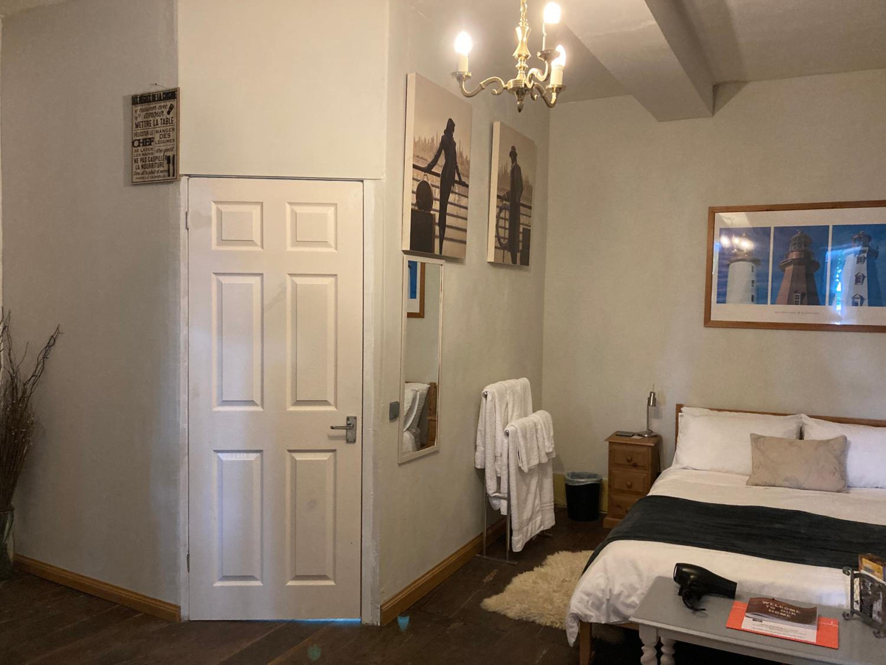7 Dagnaud De la Tude our family farmhouse style home with en-suite view 4