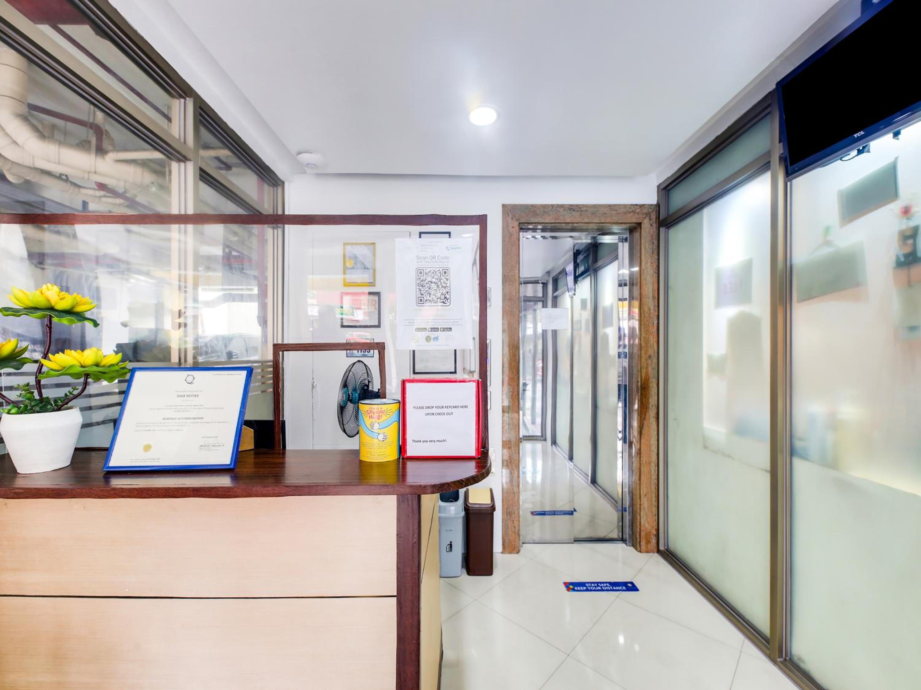 OYO 893 Dian Suites Makati