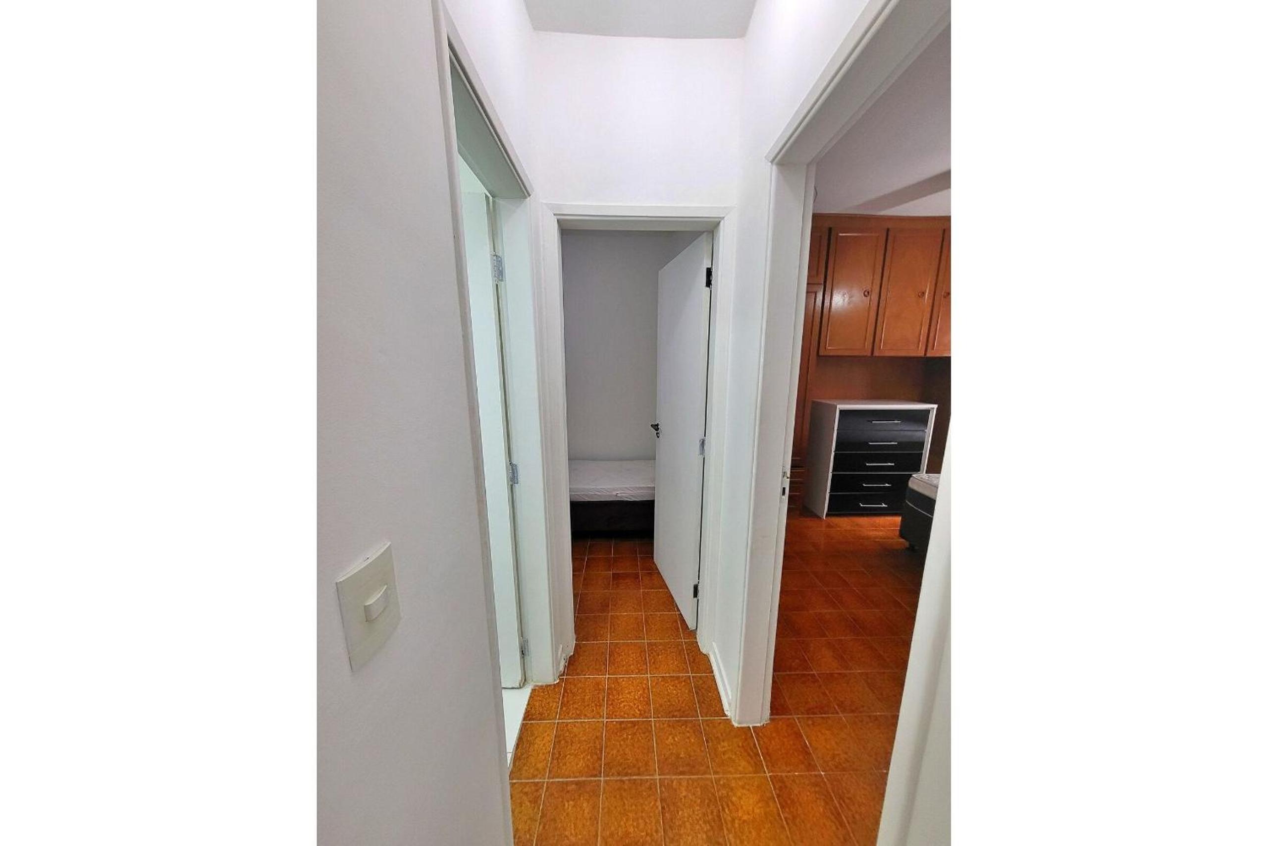 Ap 02 dorms - Enseada - com sacada, Ar-Cond, Wi-Fi, 01 vaga, Lado Praia
