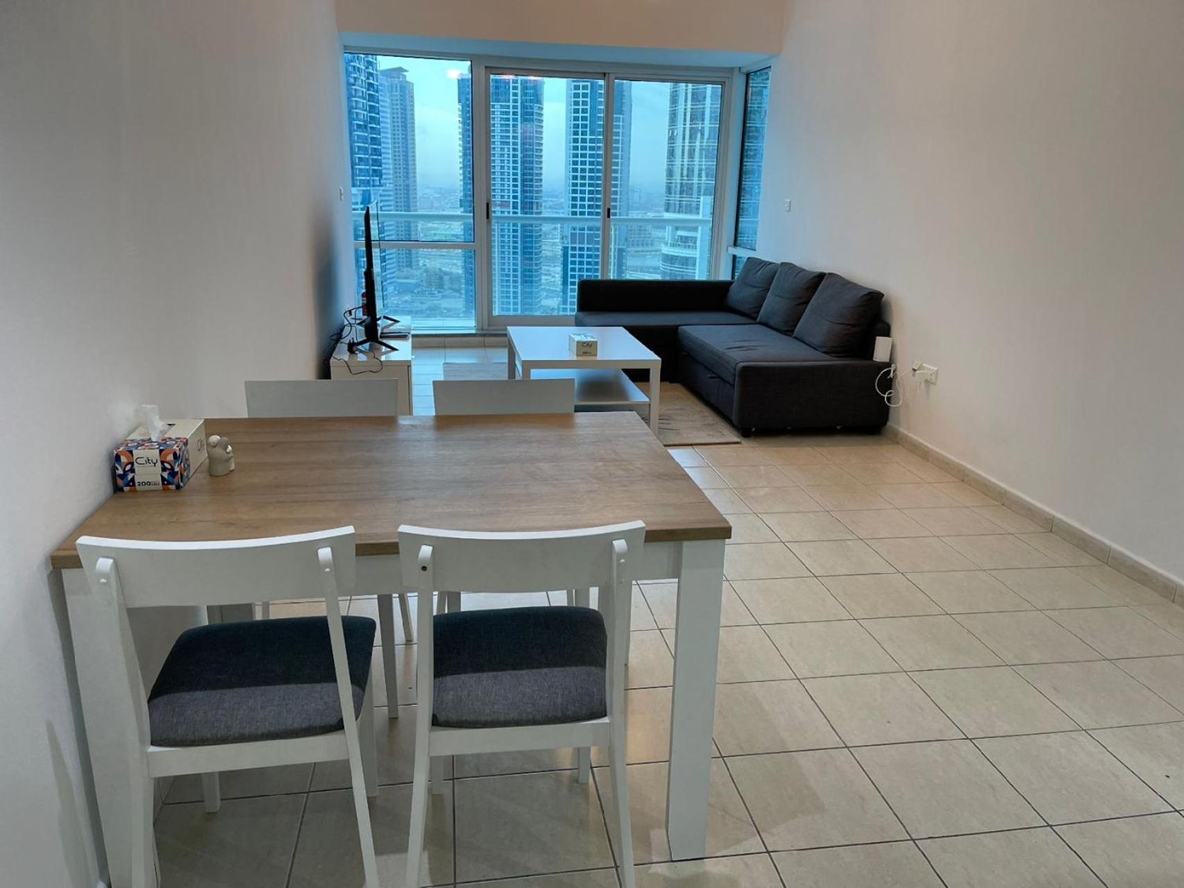 Hotel Modern Lake View 1 Bedroom Apt in JLT - Image 1